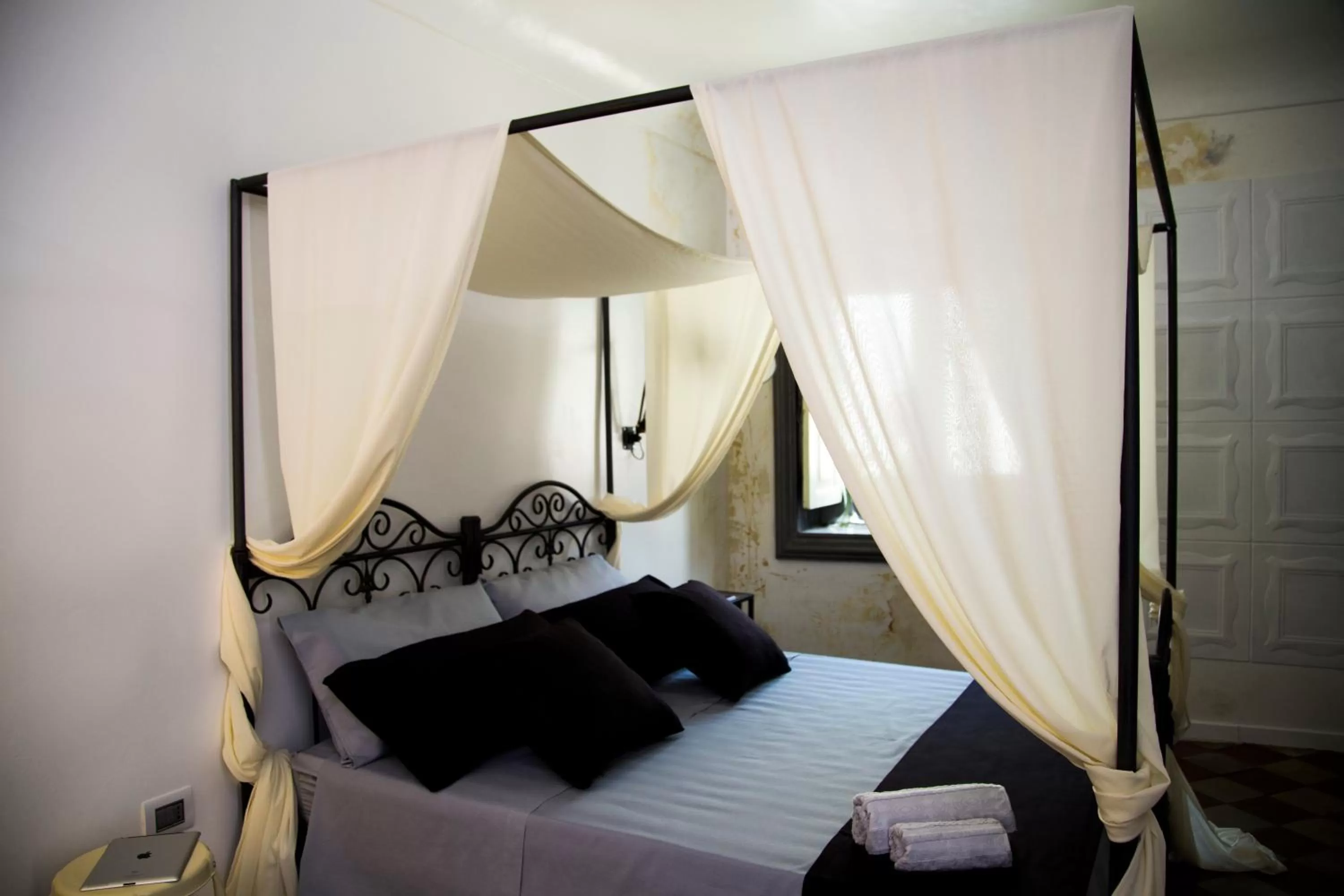 Photo of the whole room, Bed in Community Rooms & Wine