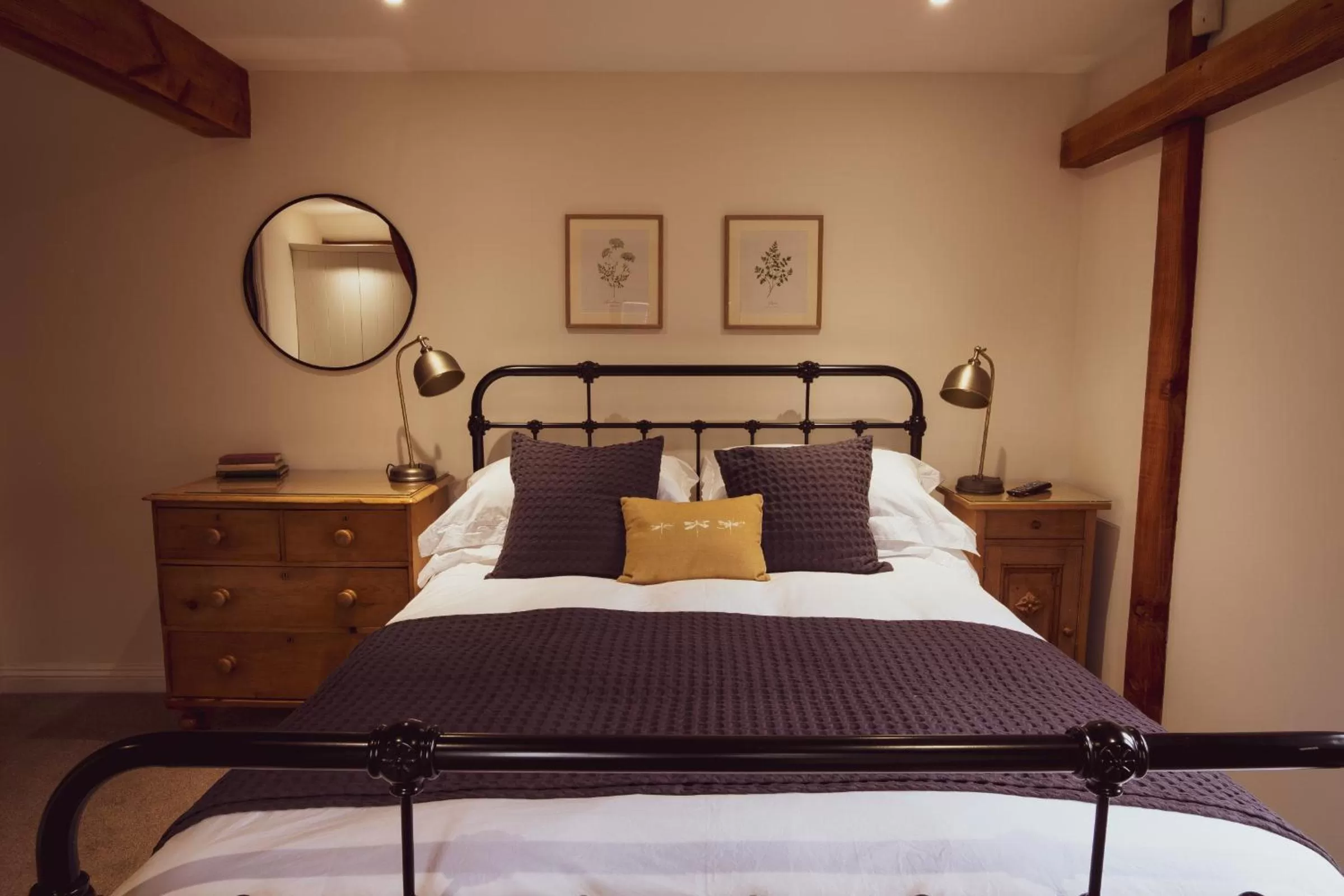 Bedroom, Bed in North Downs Barn