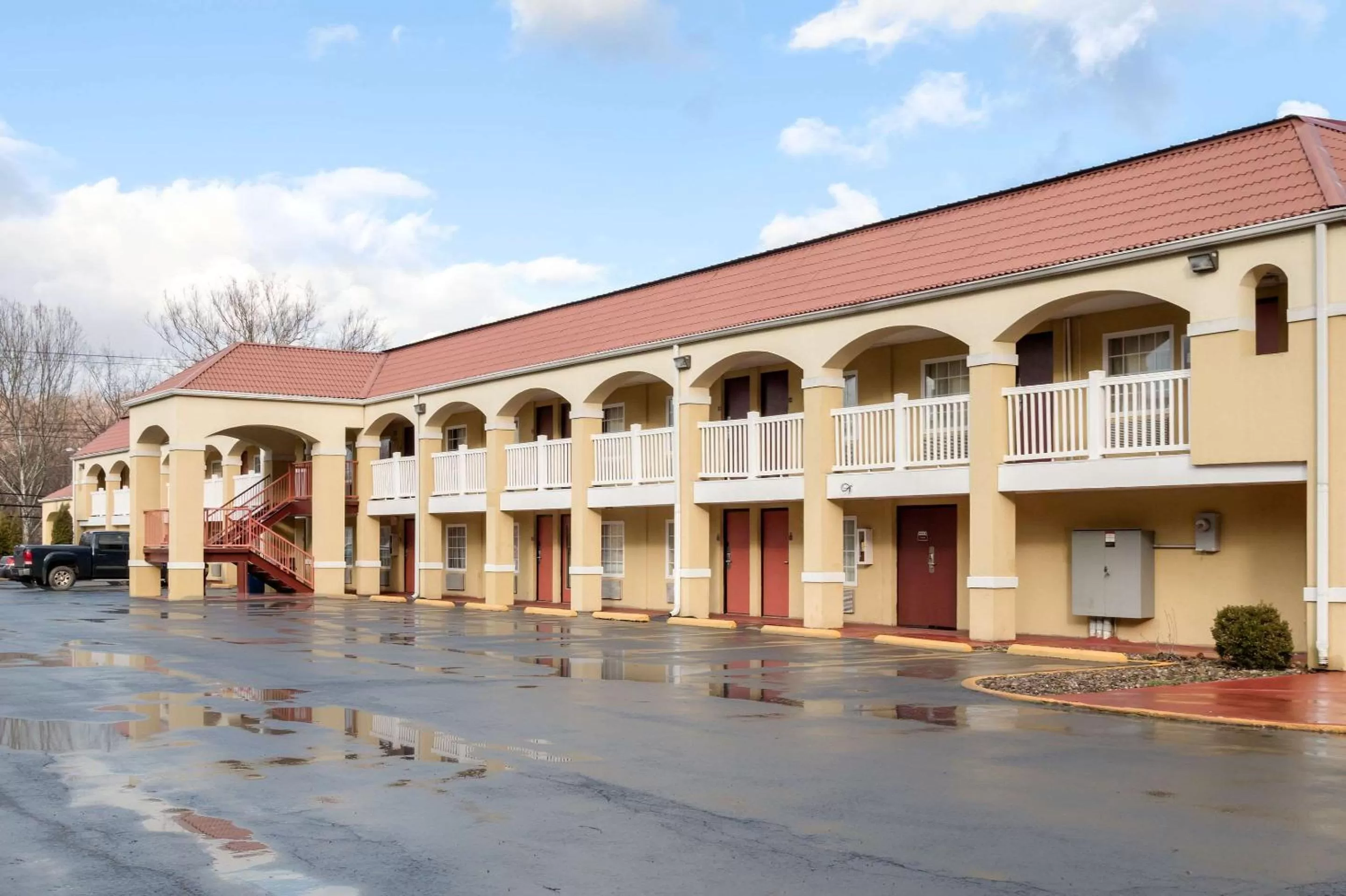 Property building in Econo Lodge Huntington - Barboursville University Area