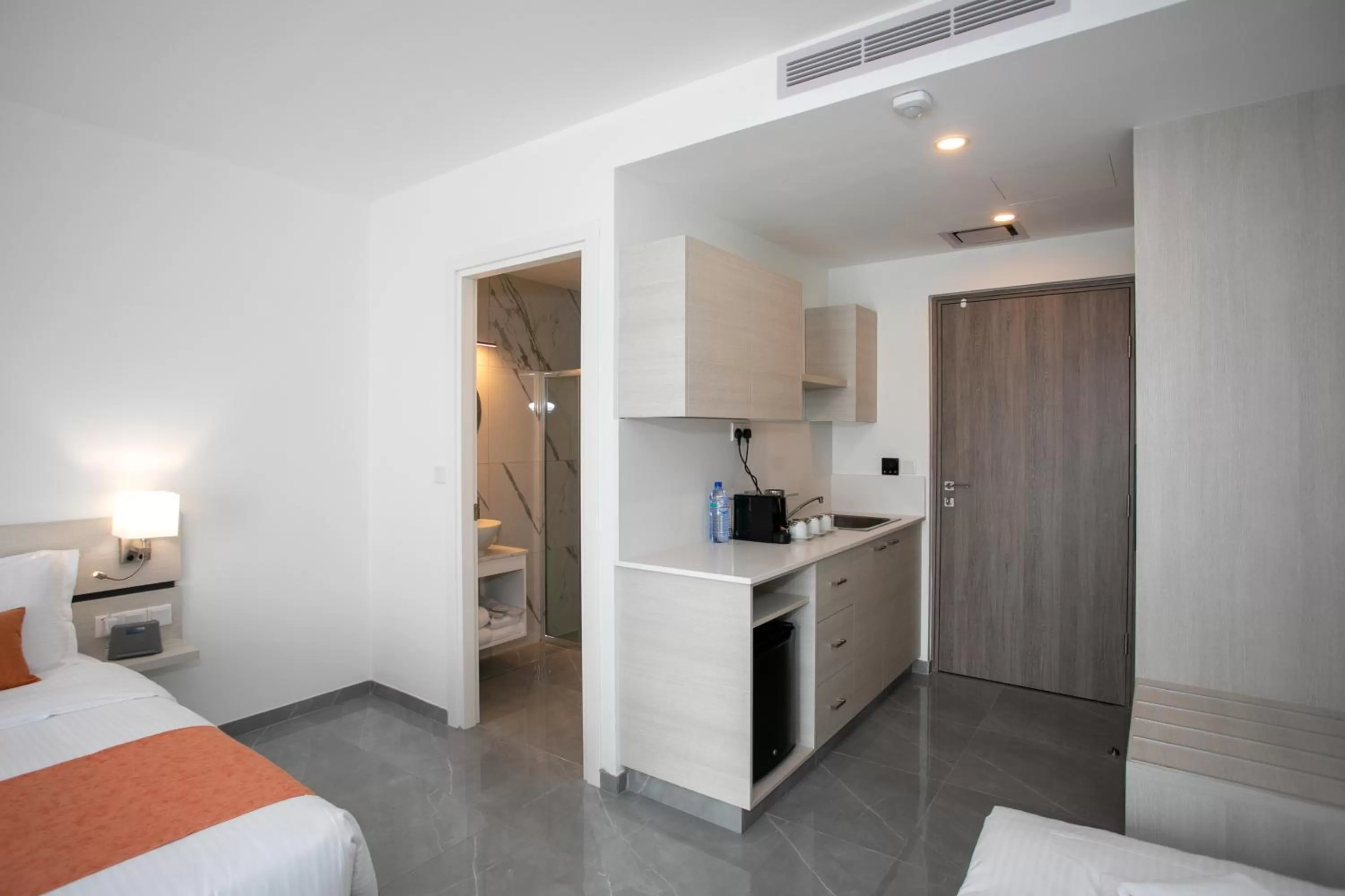 Kitchen or kitchenette, Bed in Best Western Plus Larco Hotel