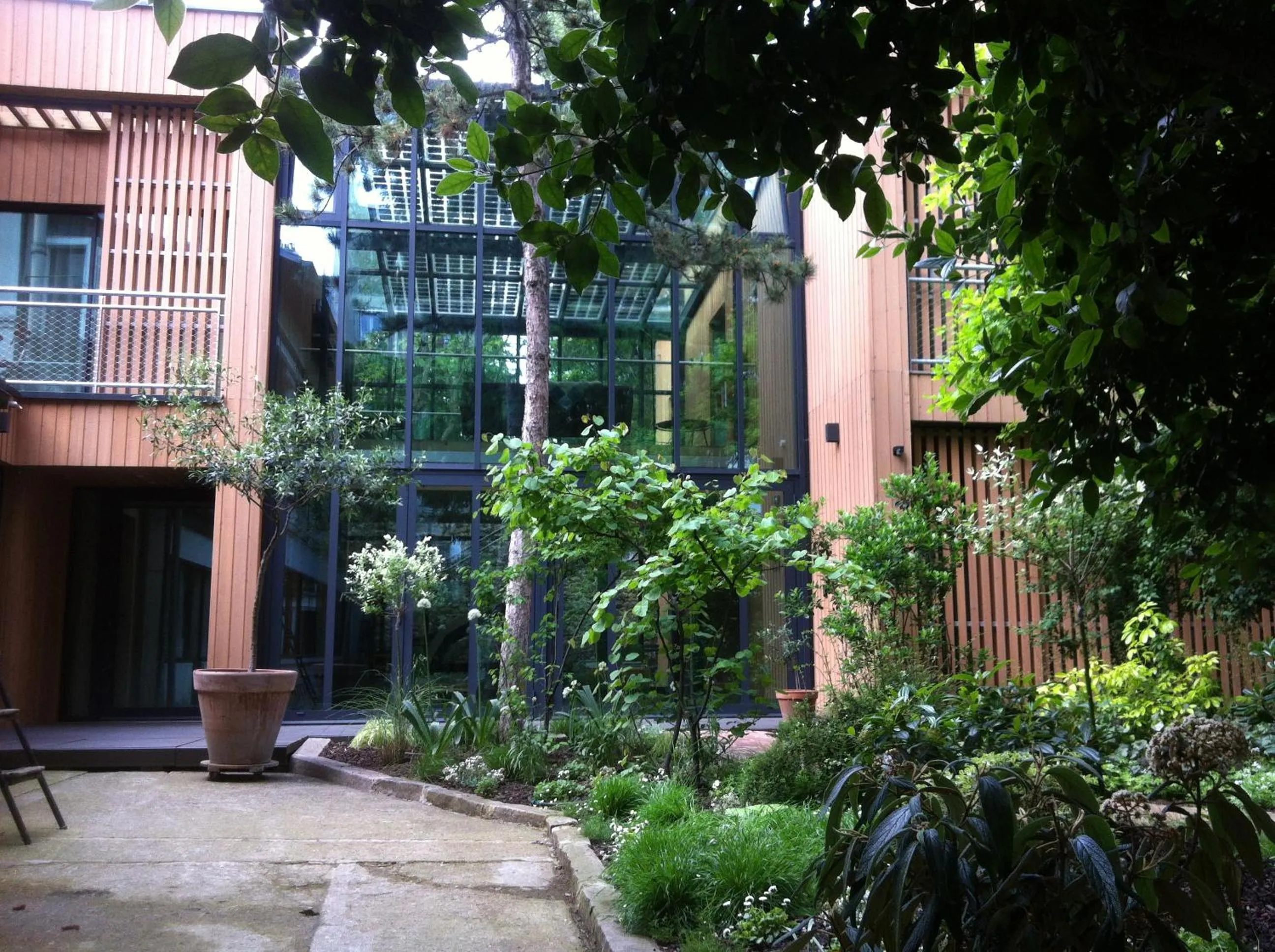 Facade/entrance in Eden Lodge Paris