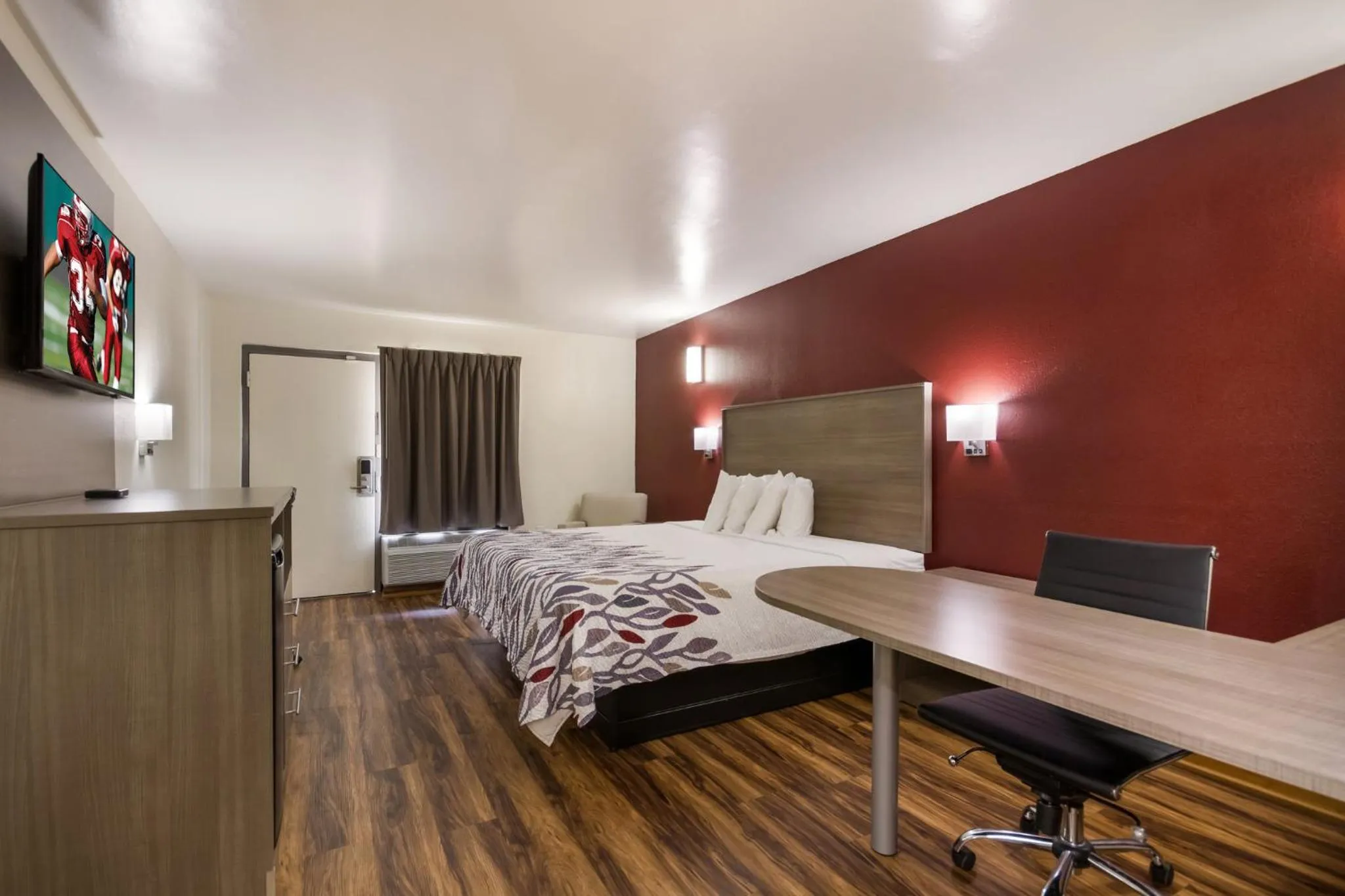 Photo of the whole room, Bed in Red Roof Inn Crestview