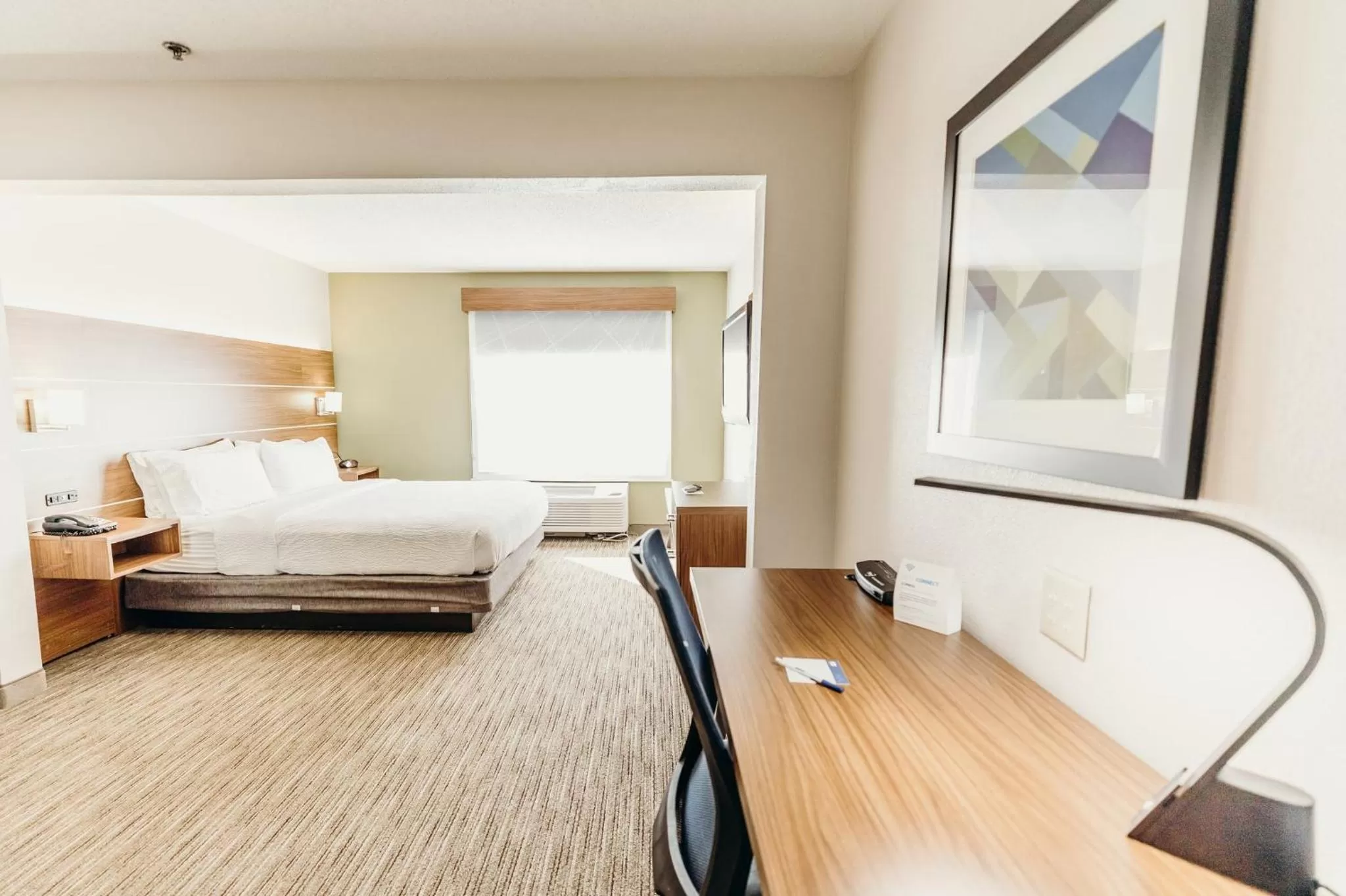 Photo of the whole room, Bed in Holiday Inn Express Atlanta - Northeast I-85 - Clairmont Road by IHG