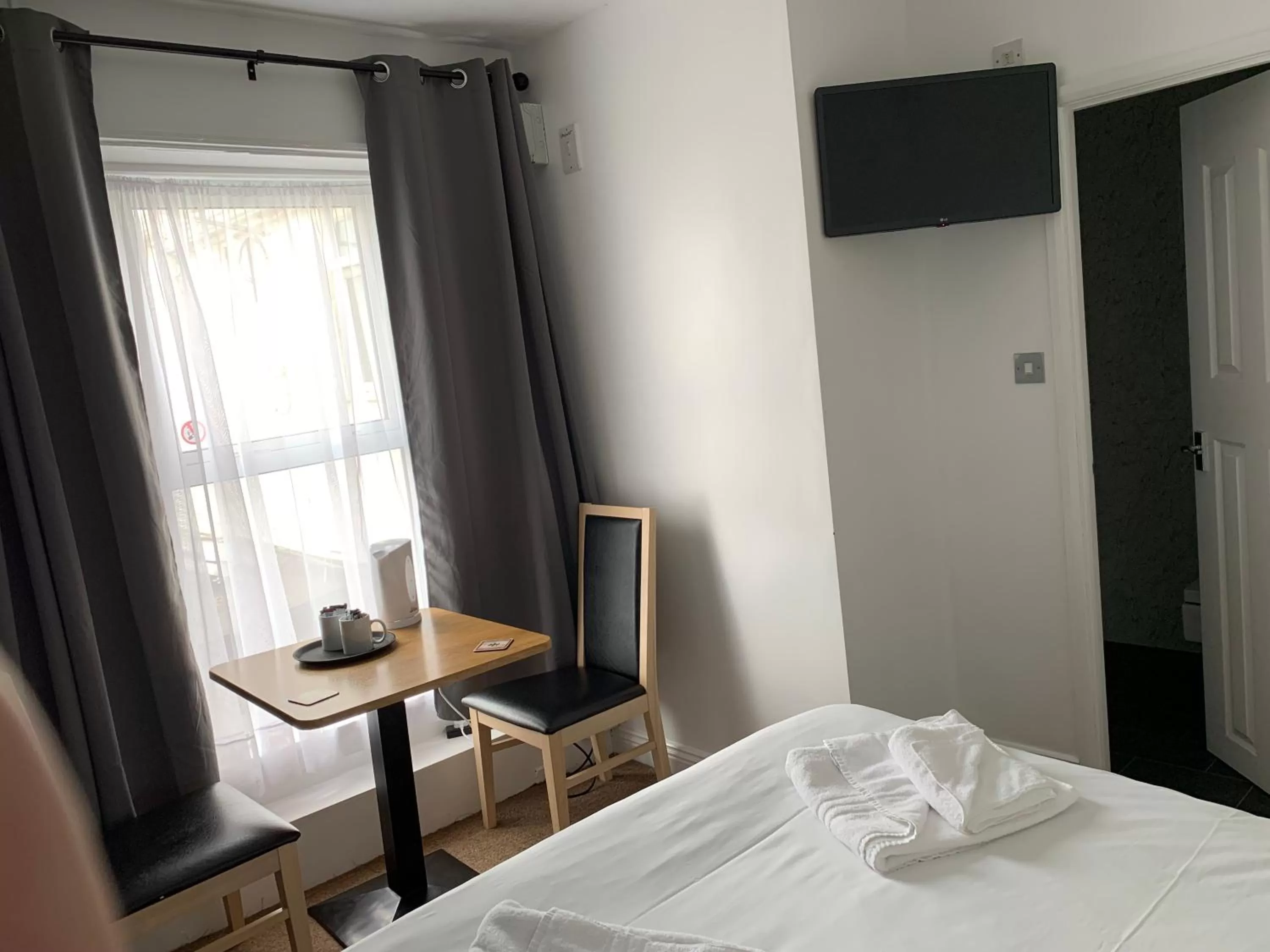 Bedroom, Bed in The Royal Clarence Hotel (on the Seafront)