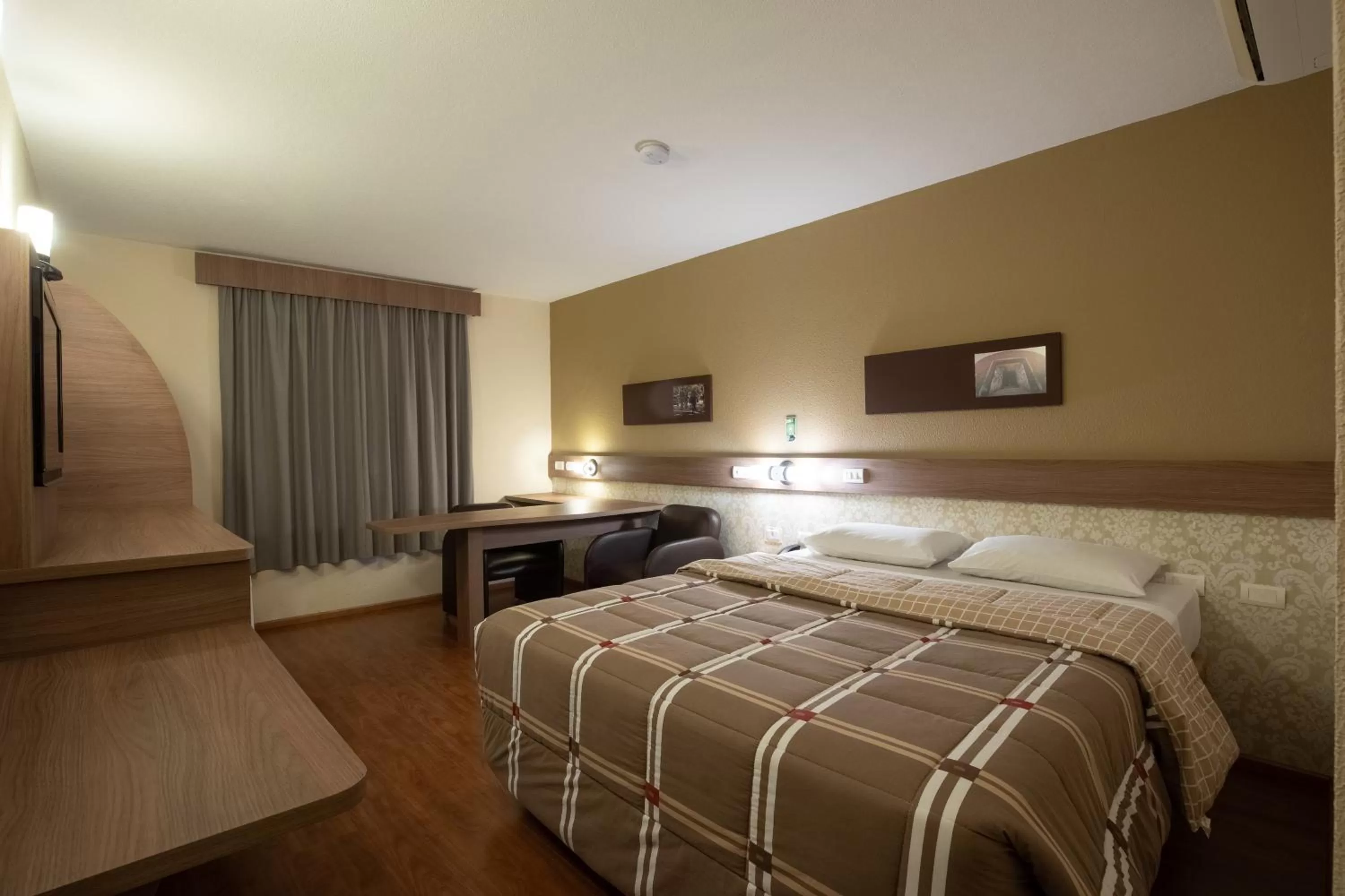Photo of the whole room, Bed in Hotel 10 Goiânia