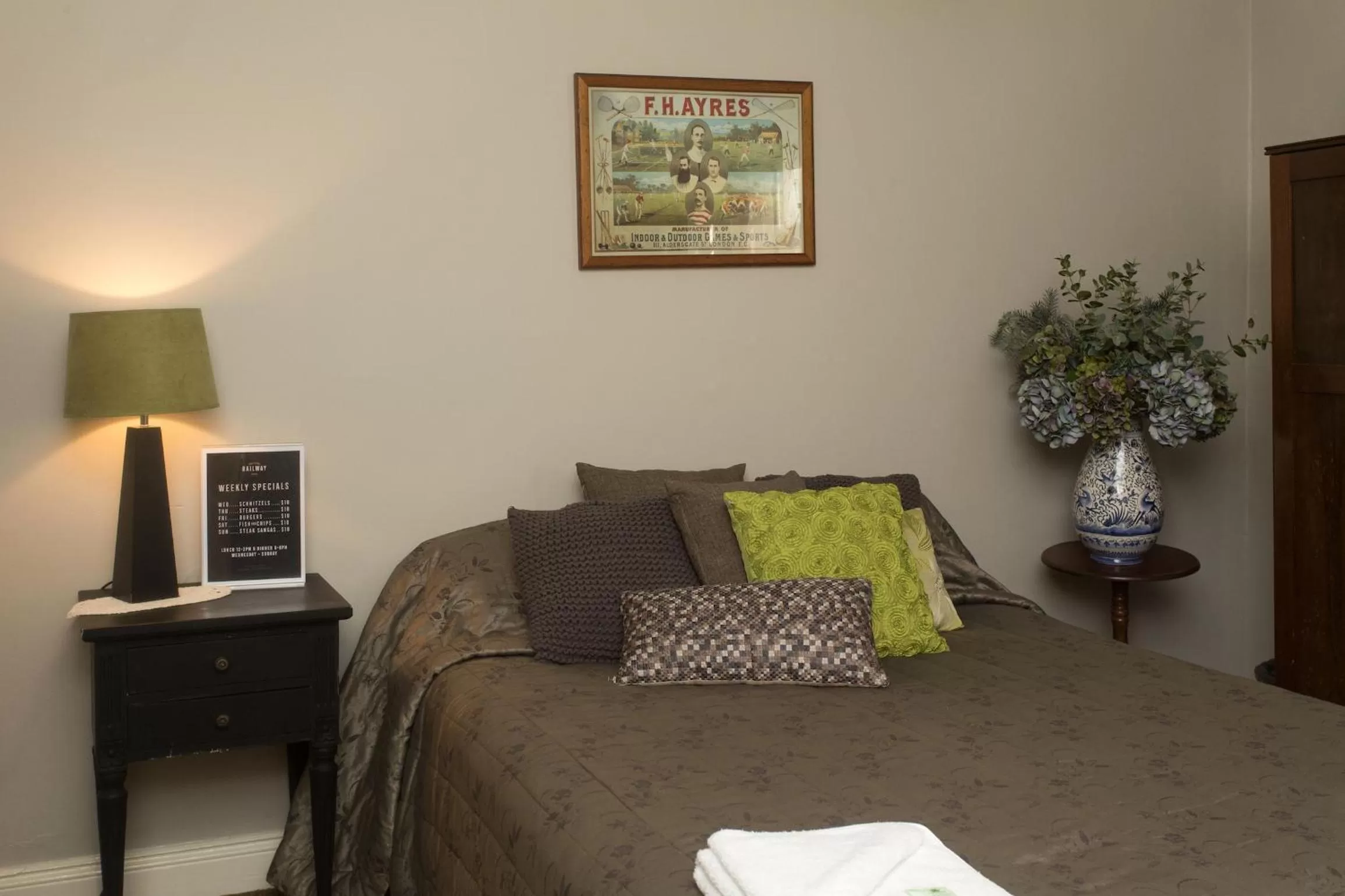 Bedroom in Southern Railway Hotel Goulburn
