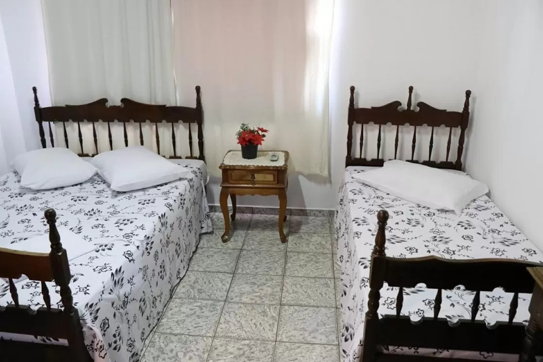 Living room, Bed in Pousada Alvorada Brotas - e agendamento das atividades turísticas