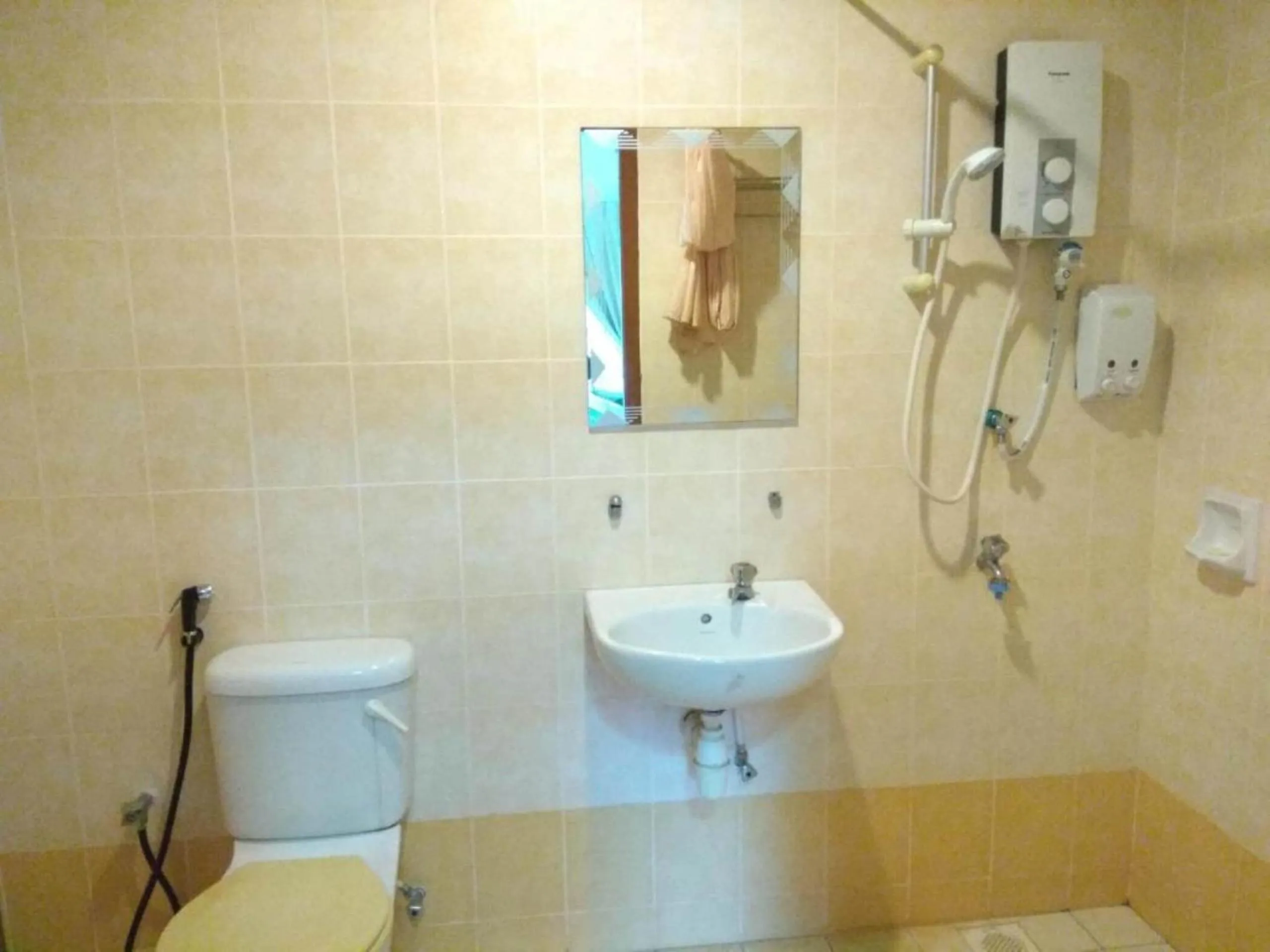 Bathroom in OYO HOME 90301 Suria Service Apartments Bukit Merak Laketown Resort