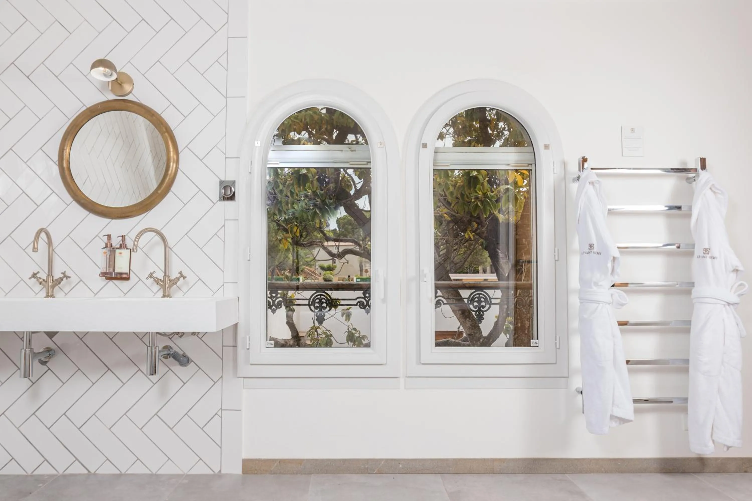 Bathroom in Hôtel Le Saint Remy & Spa