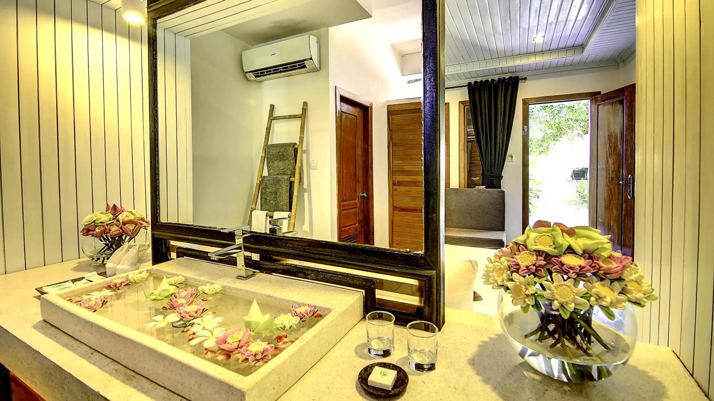 Solarium in La Residence Blanc D'Angkor