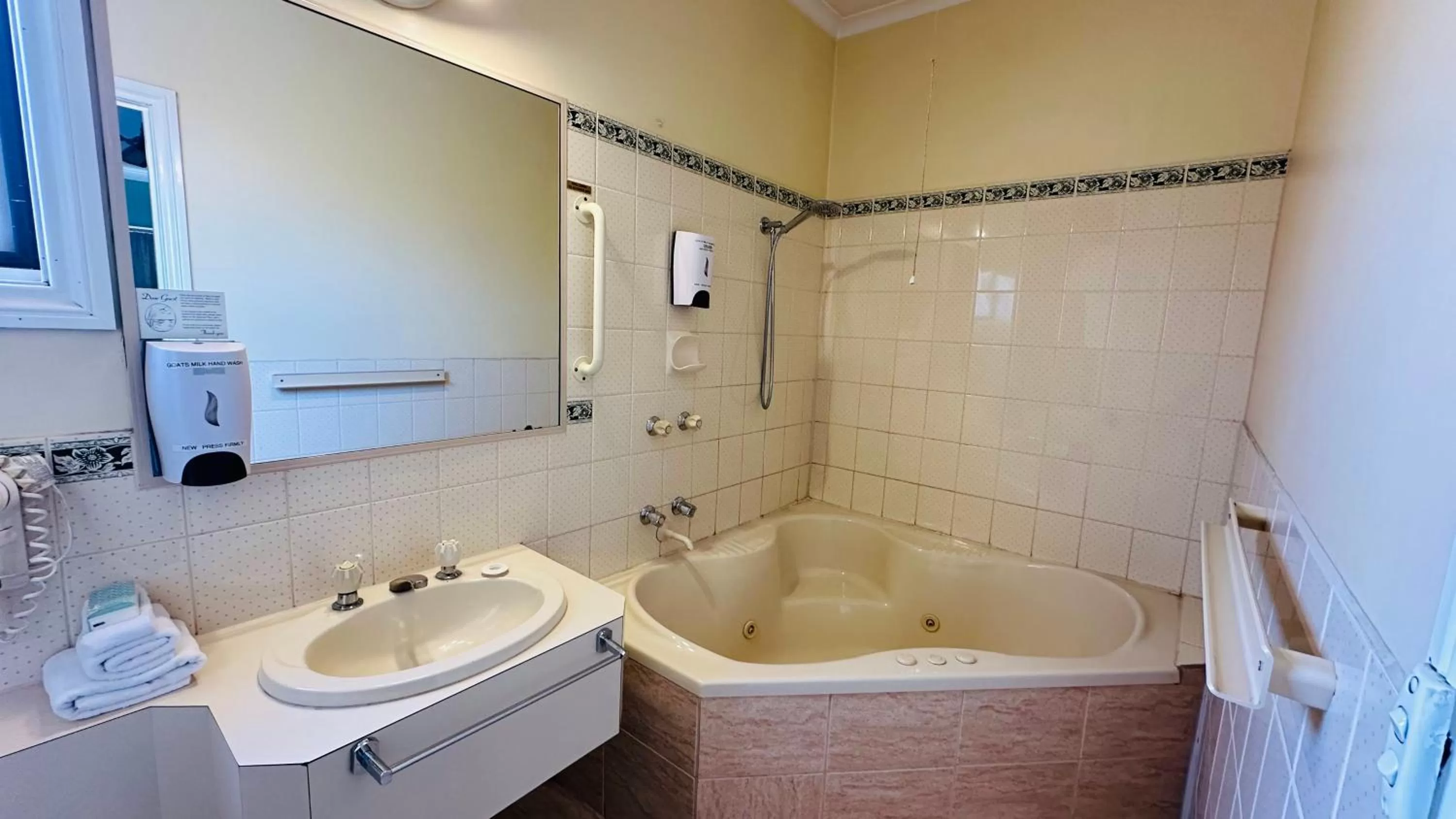 Spa and wellness centre/facilities in Early Australian Motor Inn