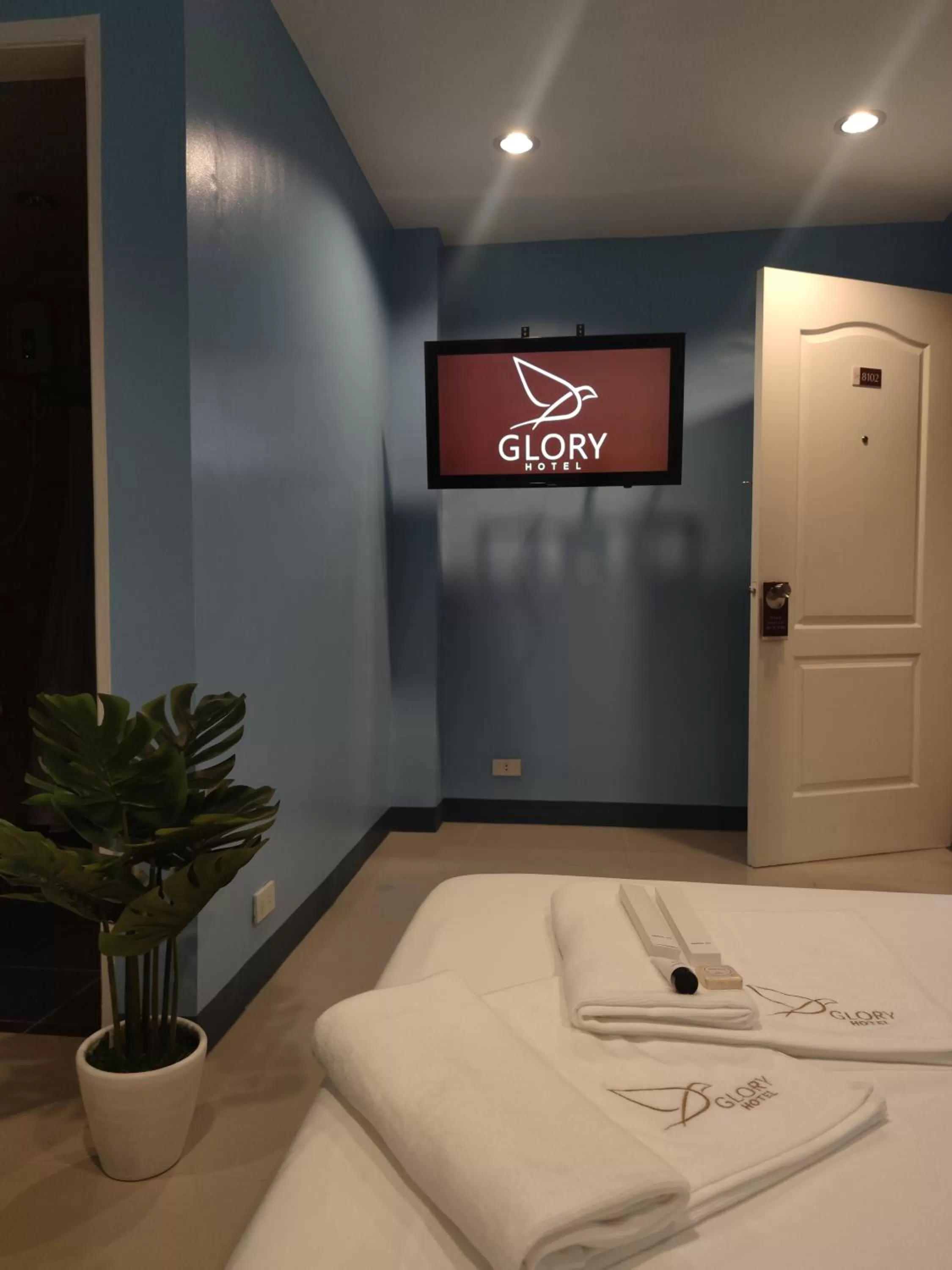 Bed in Glory Hotel Cubao