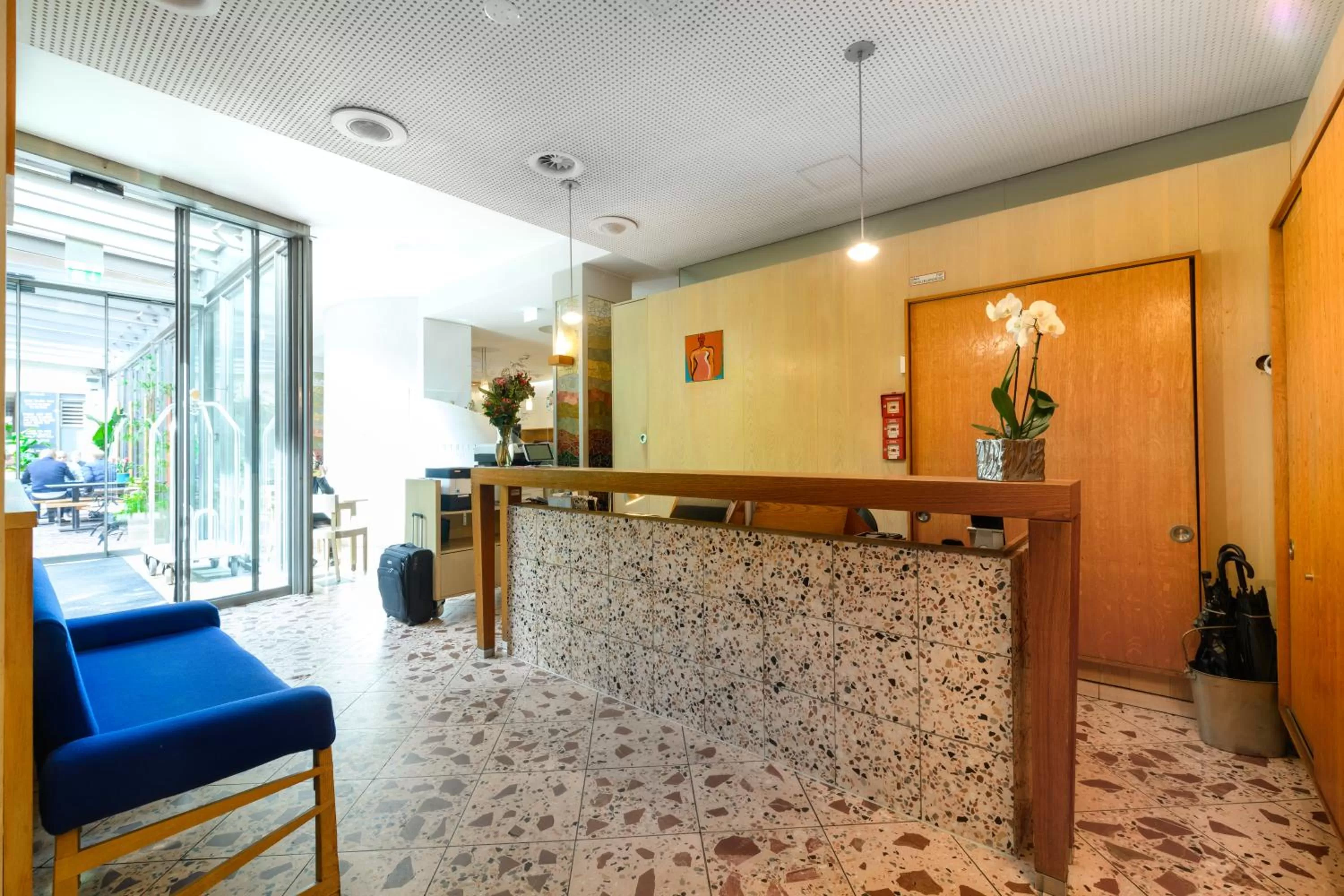 Lobby or reception in Hotel Bleibtreu Berlin by Golden Tulip