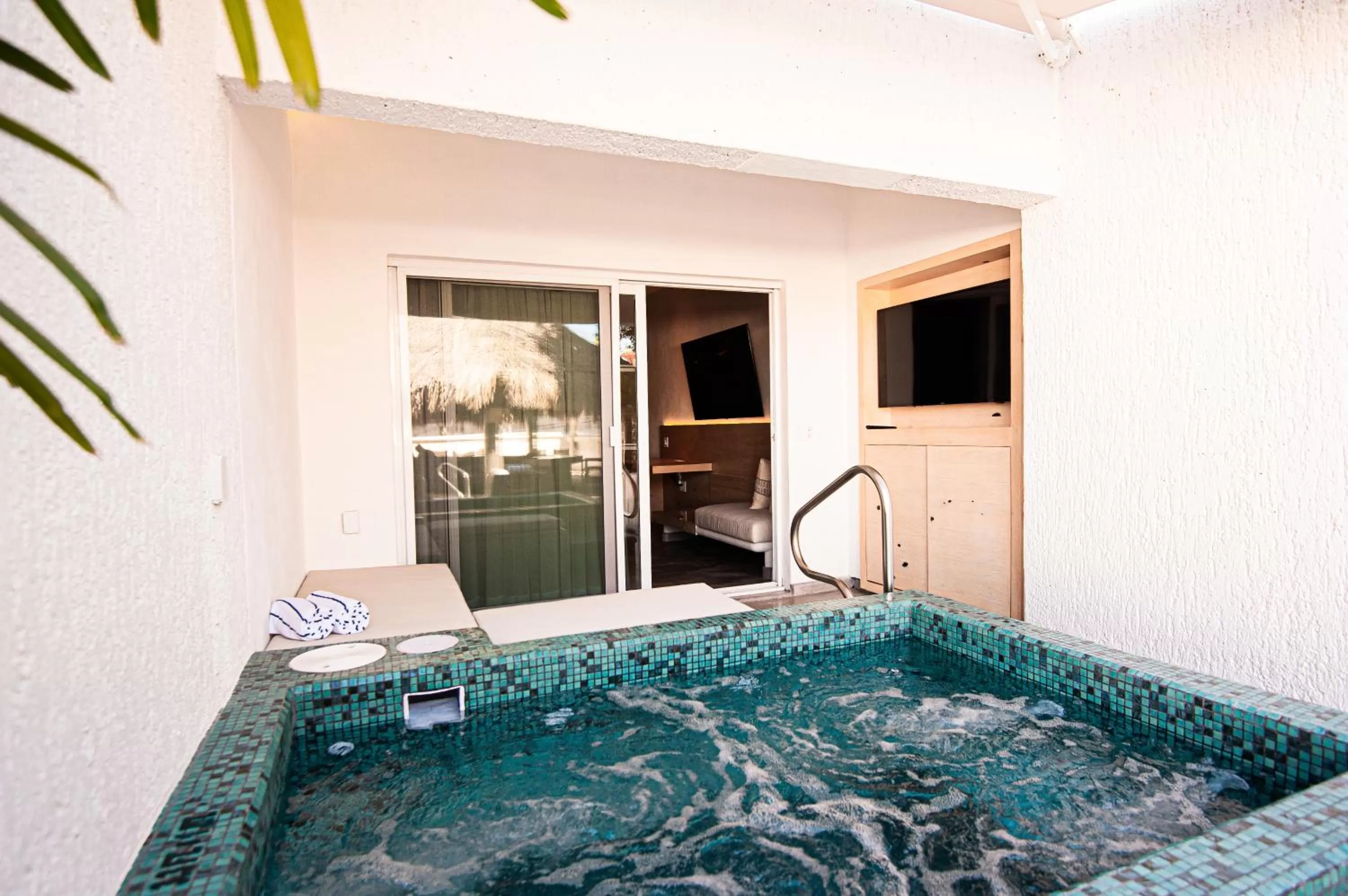Hot Tub in Bahia Hotel & Beach House