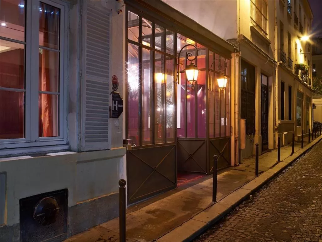 Facade/entrance in Windsor Opera