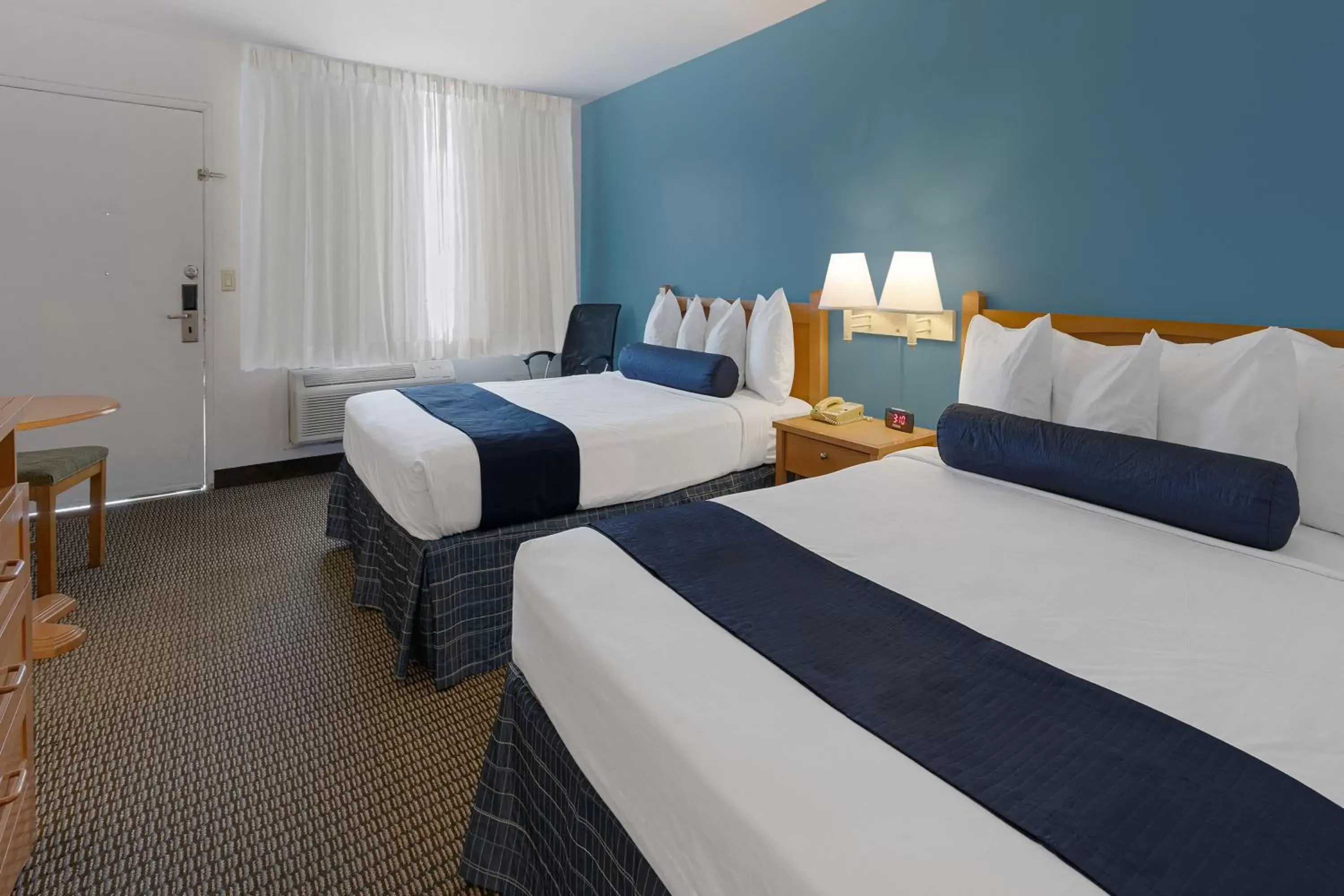 Queen Room with Two Queen Beds and Bath Tub - Mobility Accessible/Non-Smoking in Travelodge by Wyndham Palm Springs Queen Room with Two Queen Beds and Bath Tub - Mobility Accessible/Non-Smoking in Travelodge by Wyndham Palm Springs