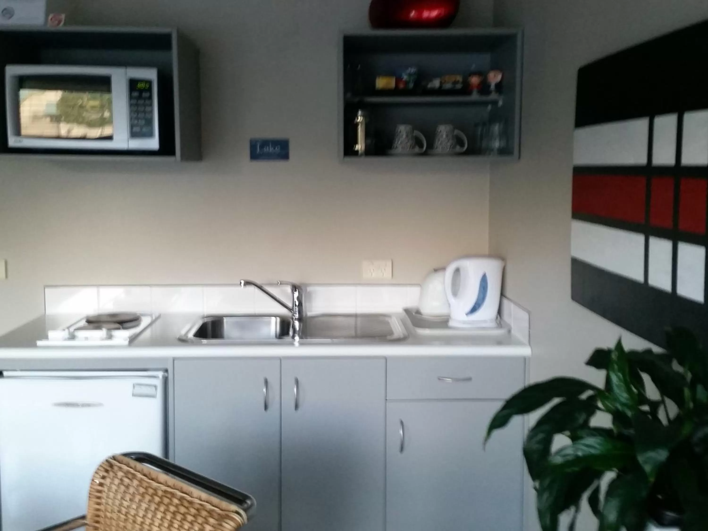 Kitchen or kitchenette in The Lake Motel