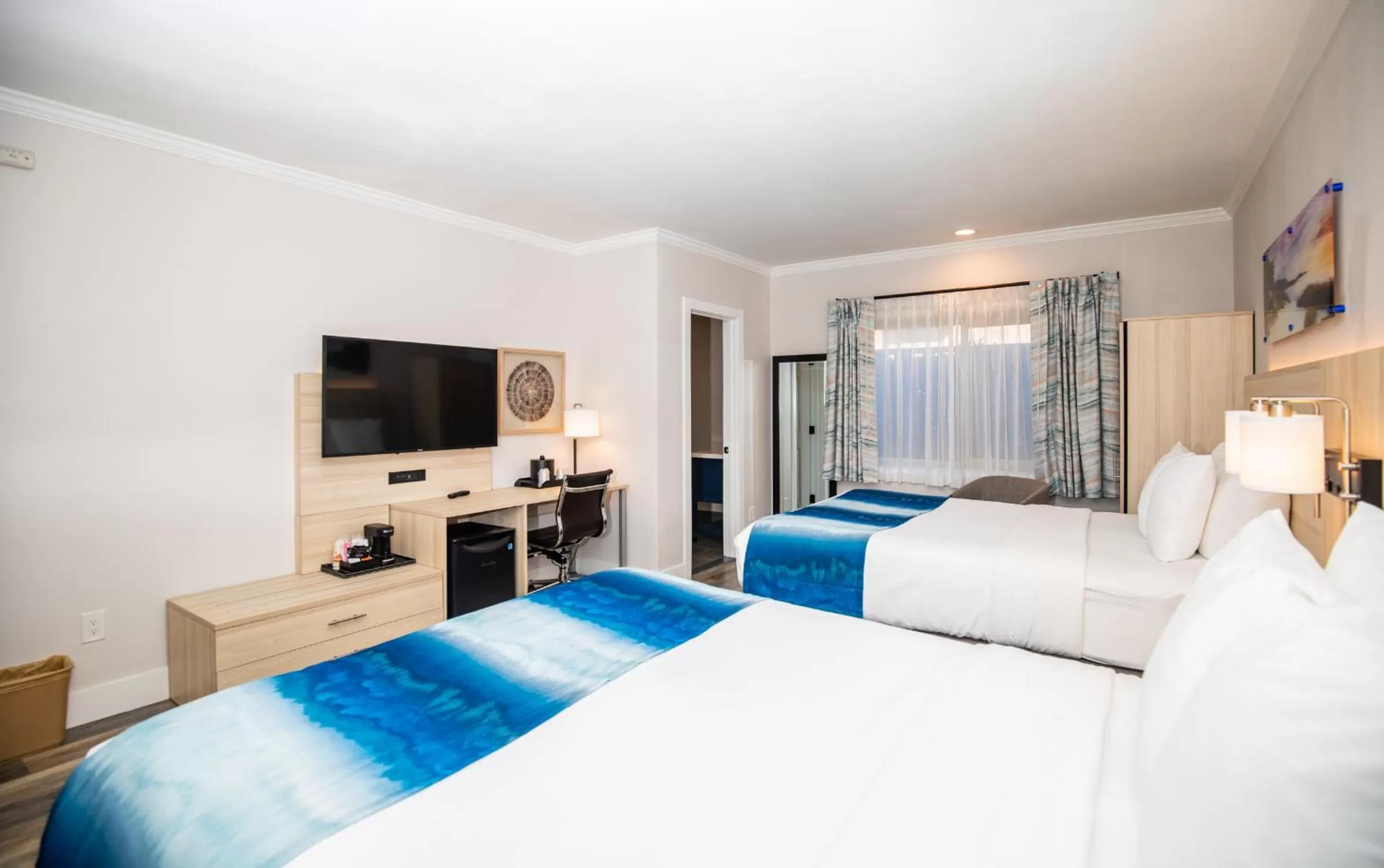 Photo of the whole room, Bed in Comfort Inn Carmel By the Sea