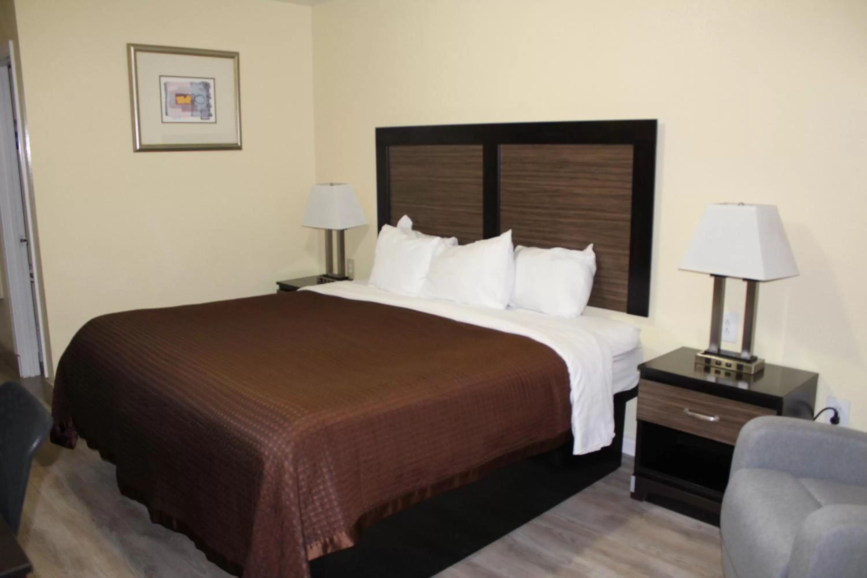 Bedroom, Bed in Rodeway Inn Medford South I-5