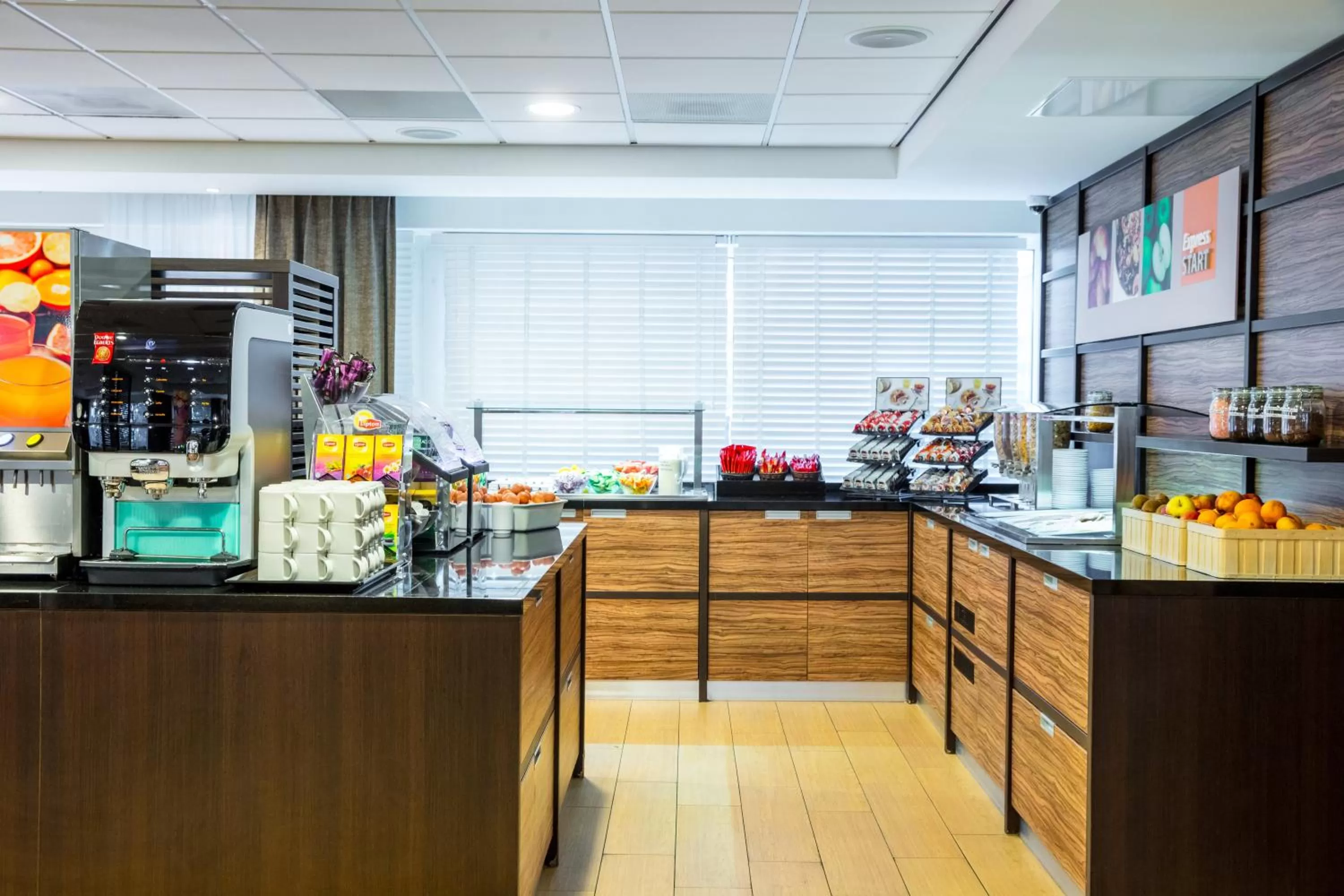 Restaurant/places to eat in Holiday Inn Express Amsterdam - Sloterdijk Station by IHG
