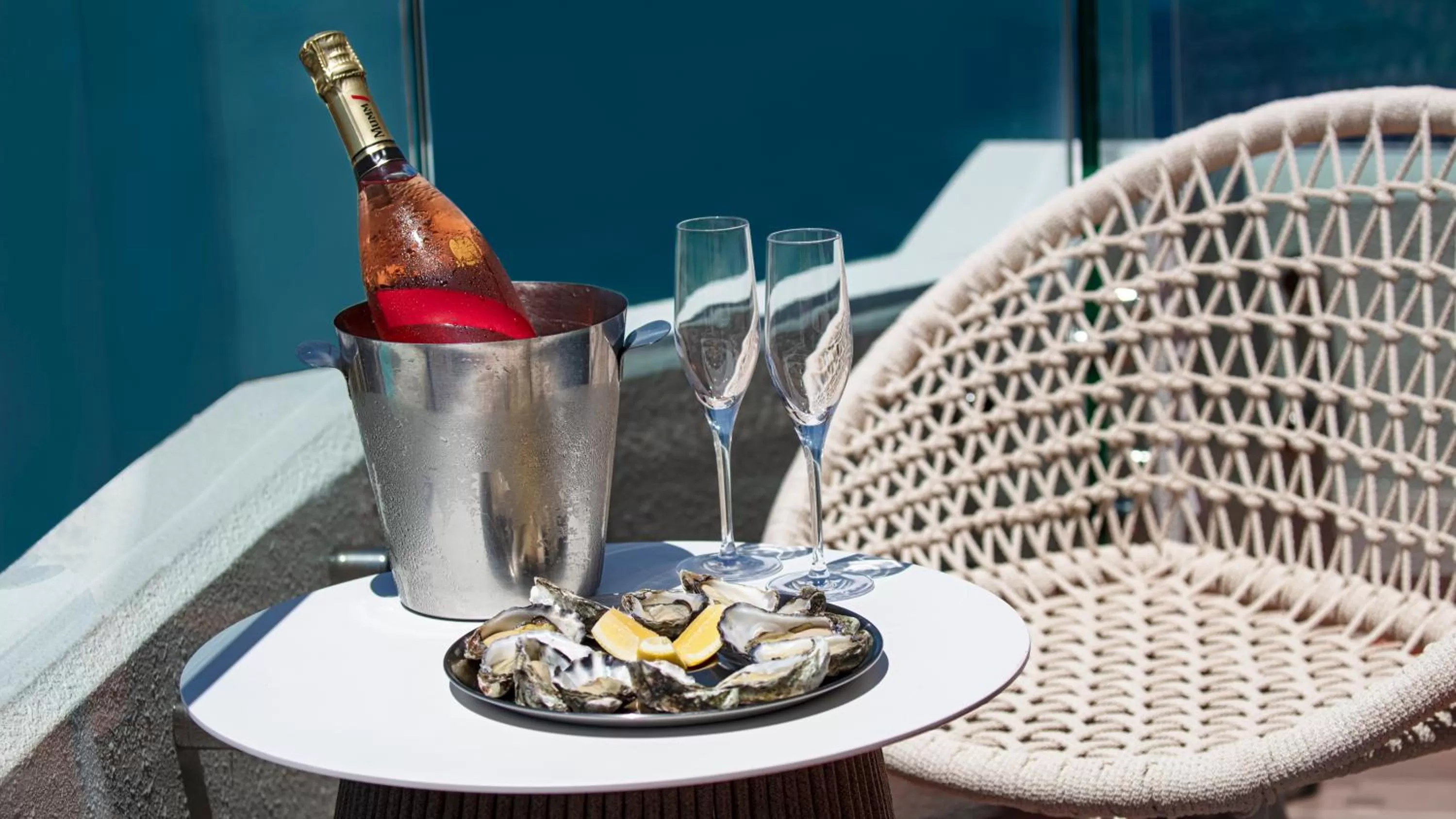 Food and drinks in Crowne Plaza Sydney Coogee Beach by IHG