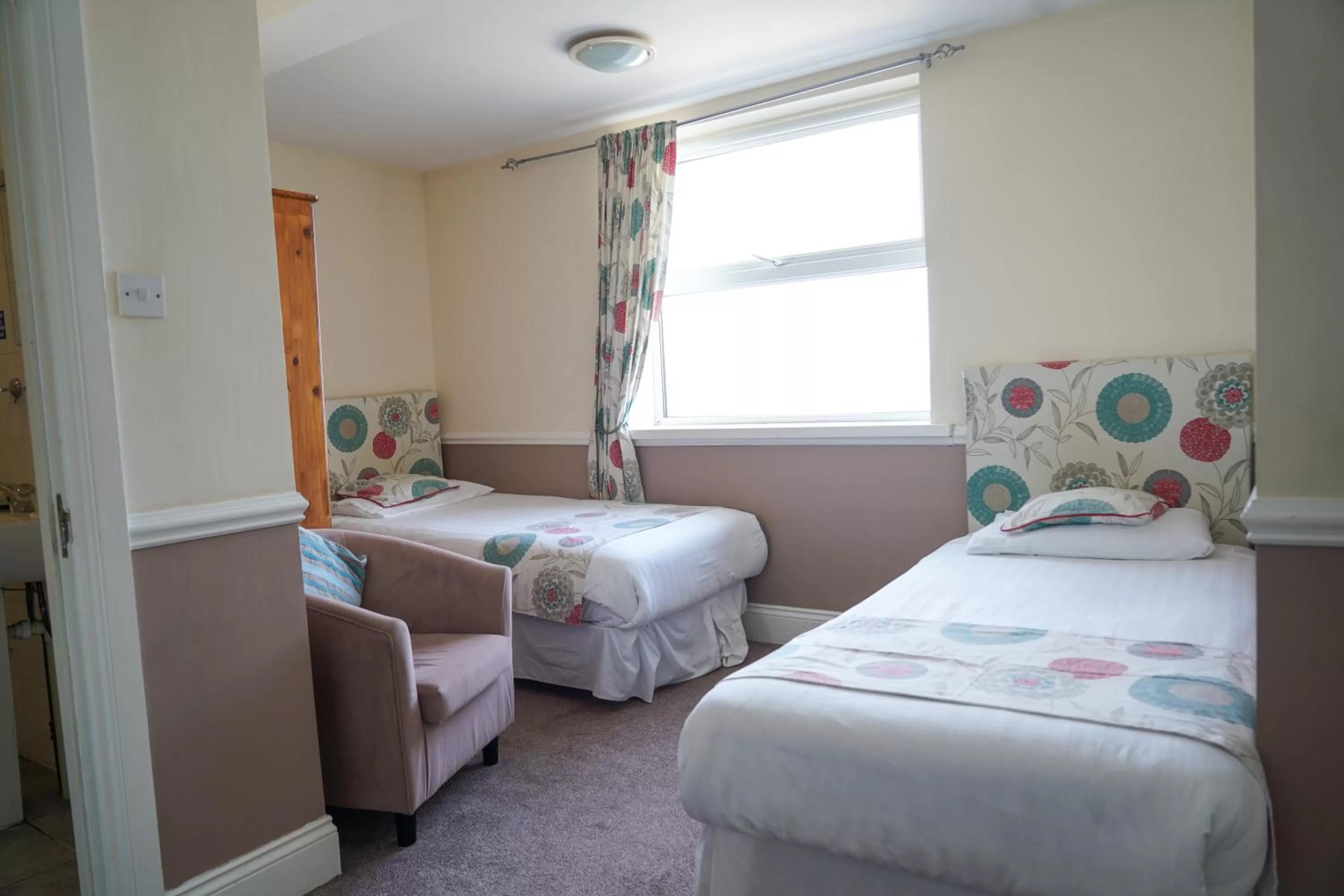 Photo of the whole room, Bed in The Royal Hotel