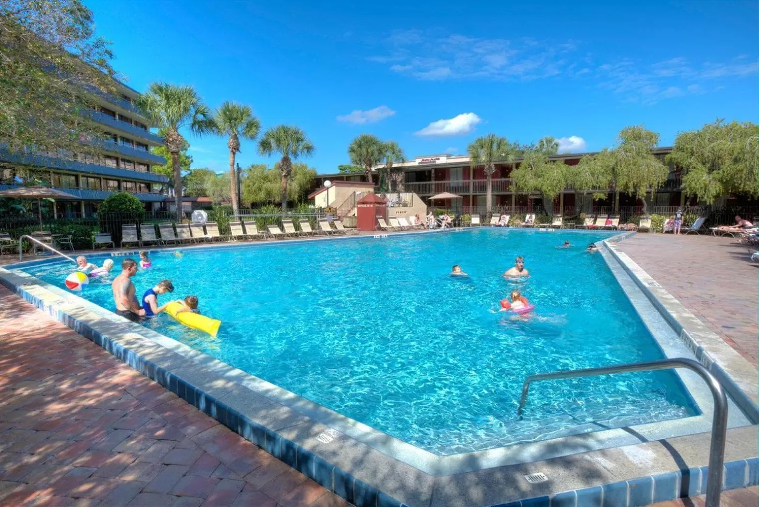 Swimming pool in Rosen Inn International Near The Parks