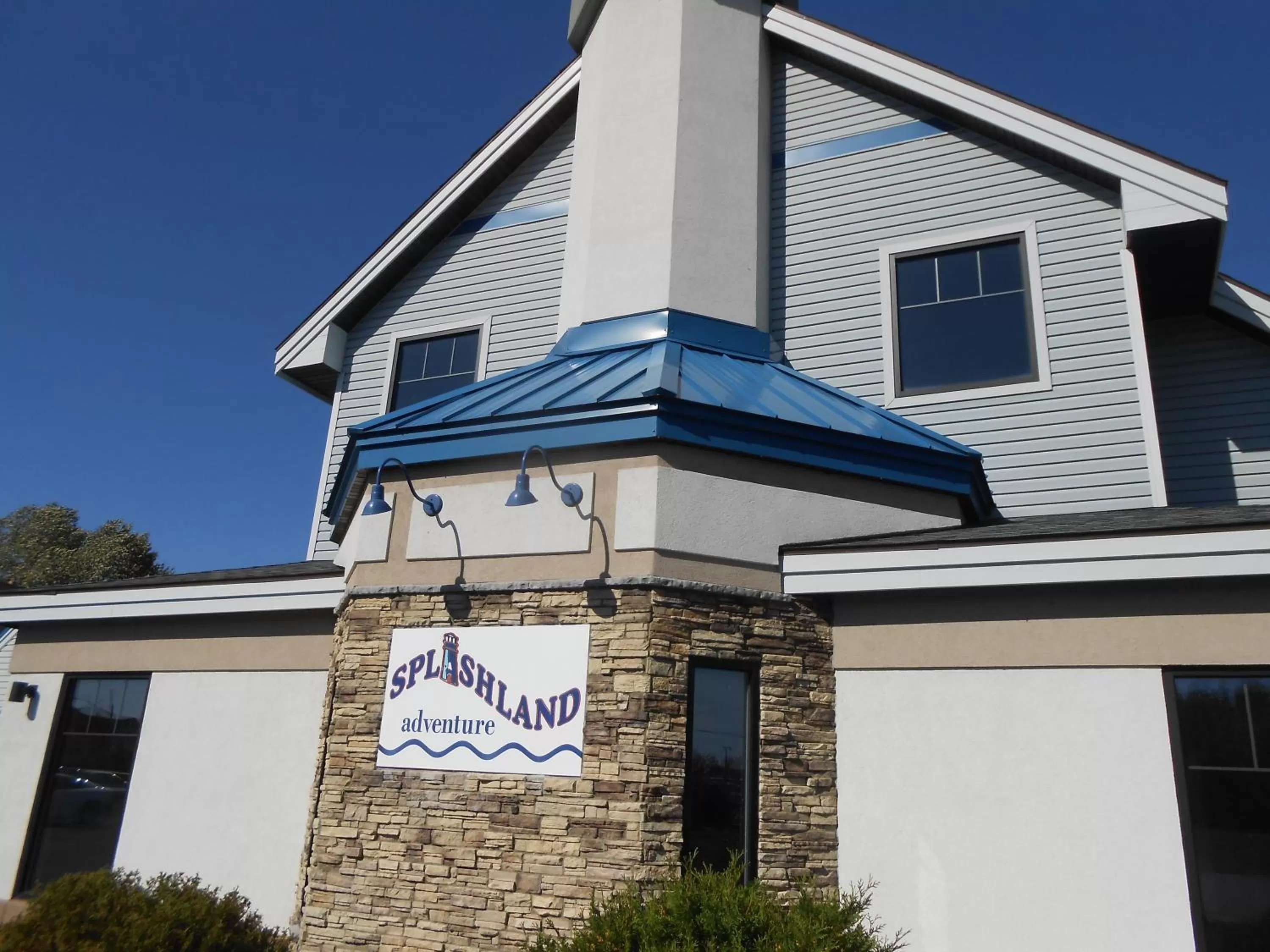 Facade/entrance in AmericInn by Wyndham Ashland