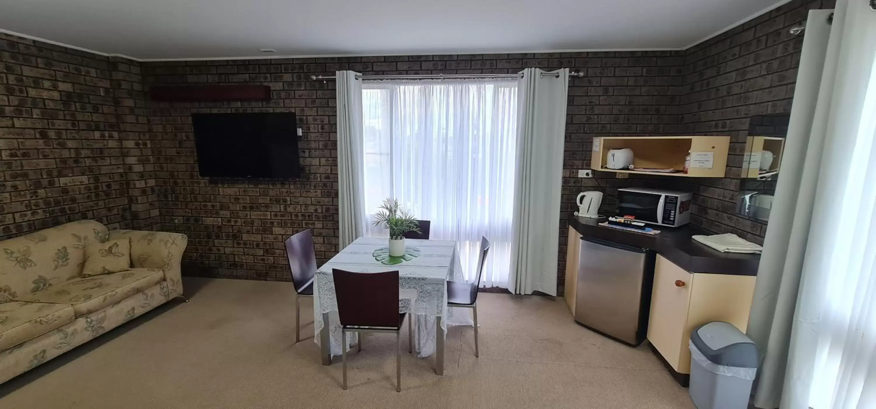 Family Twin Room - 1st Floor in The SIM - Sussex Inlet Motel Family Twin Room - 1st Floor in The SIM - Sussex Inlet Motel