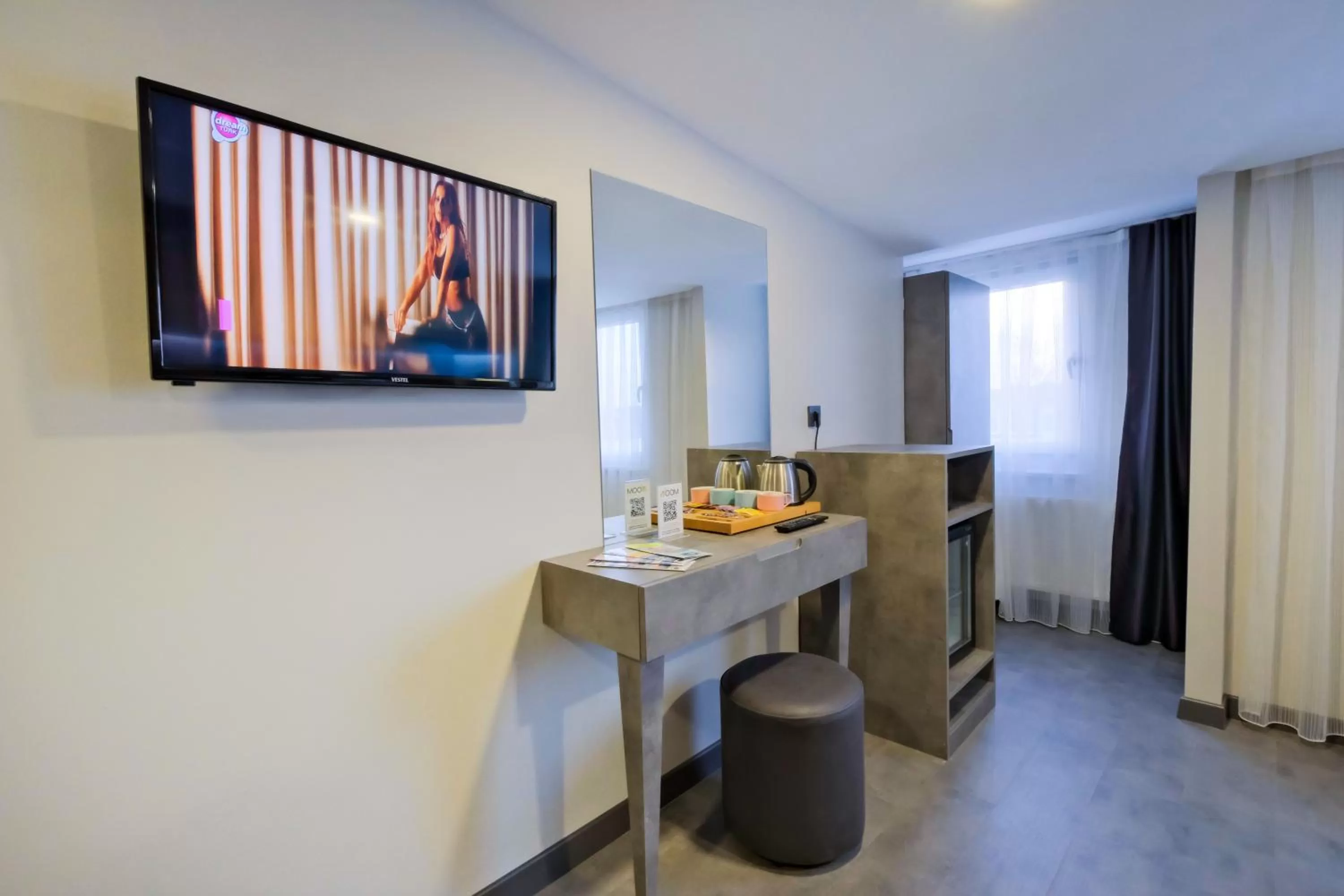 Photo of the whole room in The Queen Hotel