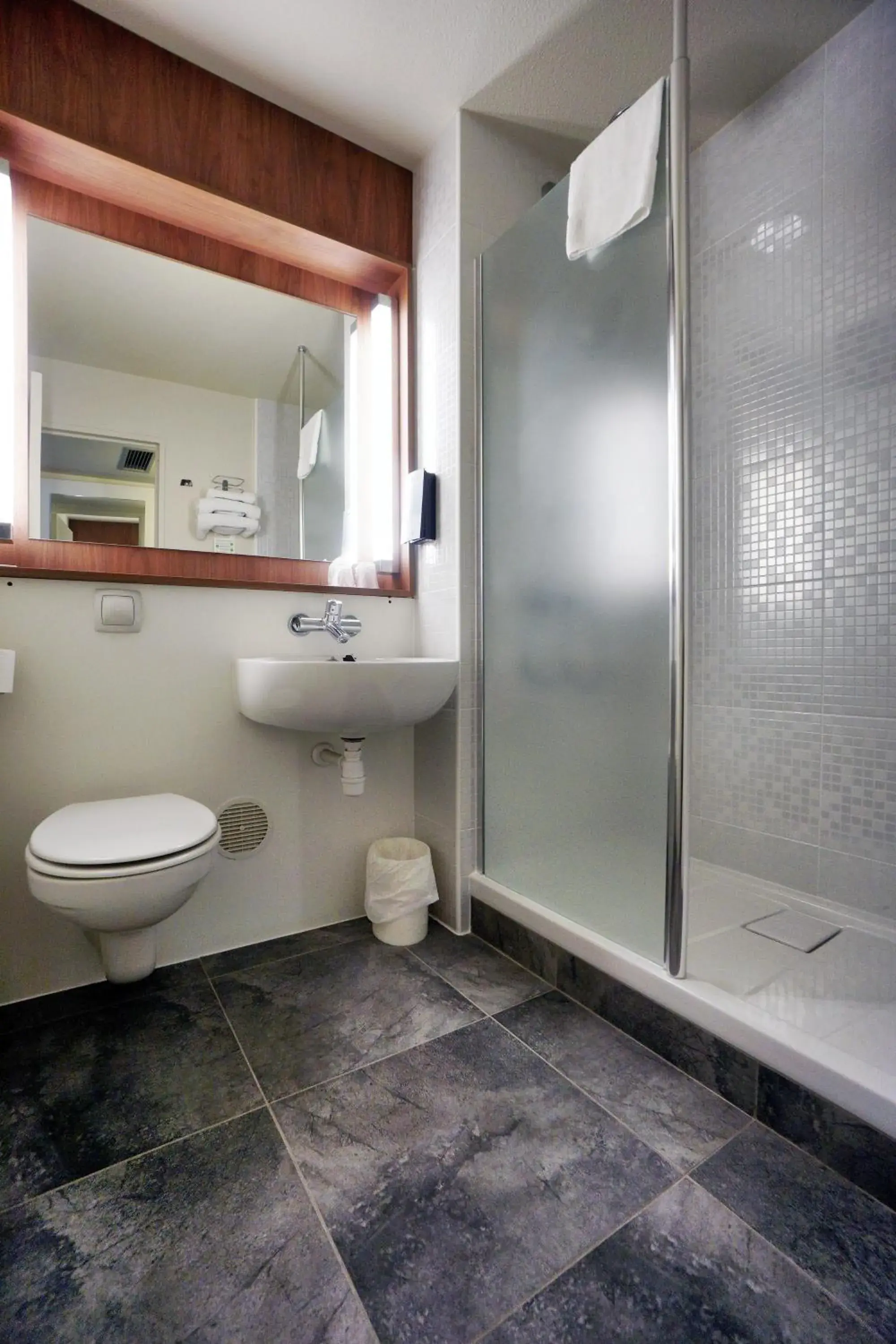 Standard Twin Room in Campanile Paris Ouest - Chaville Standard Twin Room in Campanile Paris Ouest - Chaville