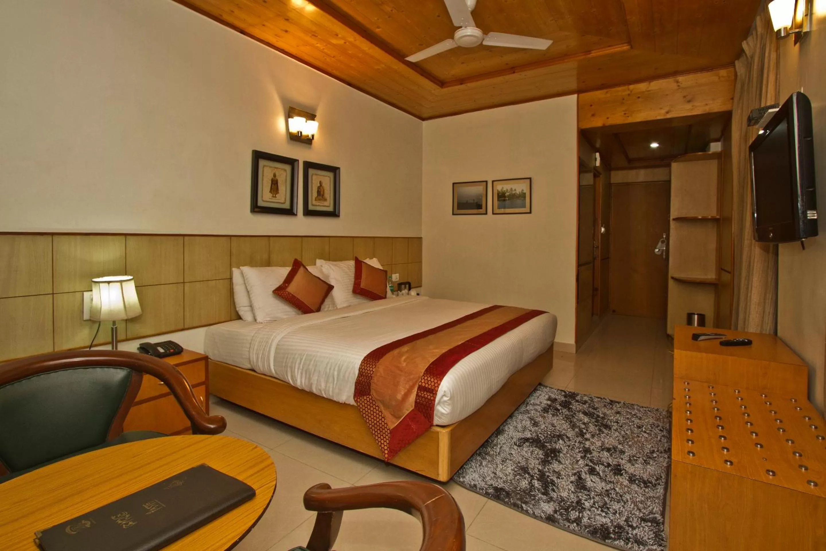 Photo of the whole room, Bed in Hotel Broadways Inn