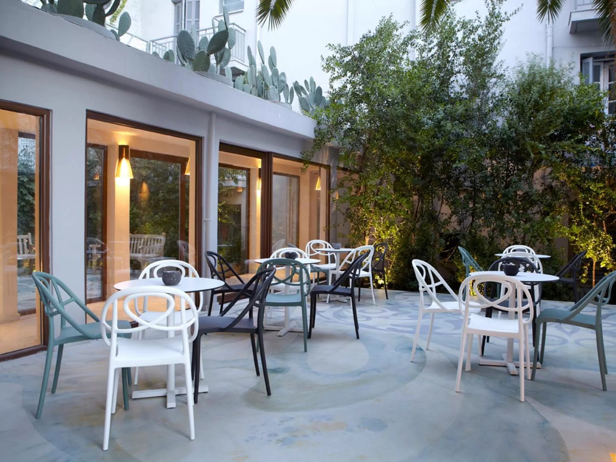 Restaurant/places to eat in Apollon Library Suites