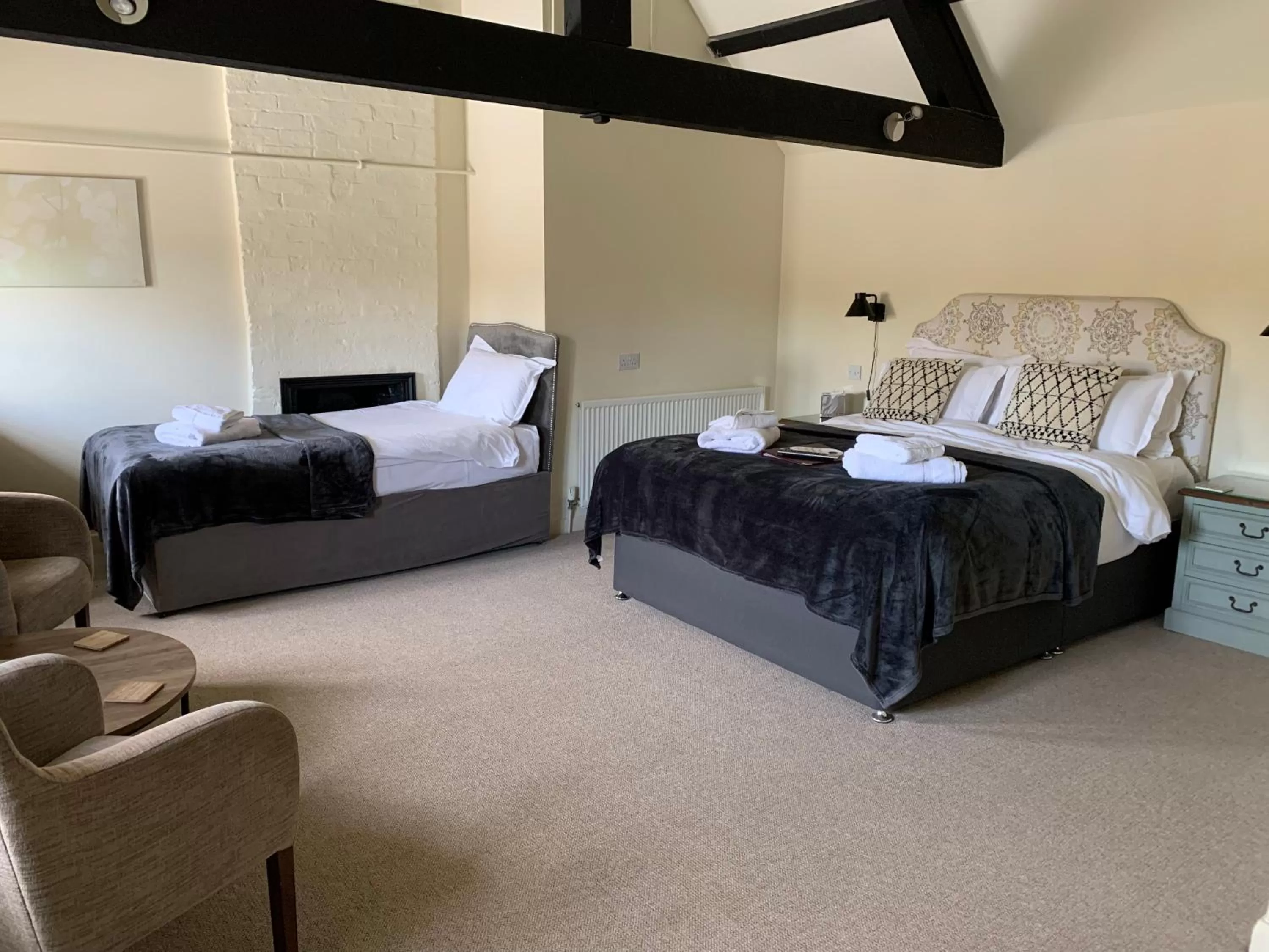 Bedroom, Bed in The Bell Inn