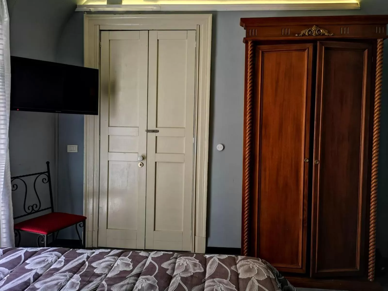 Photo of the whole room, Bed in Hotel Sangiuliano 132 centro storico Catania