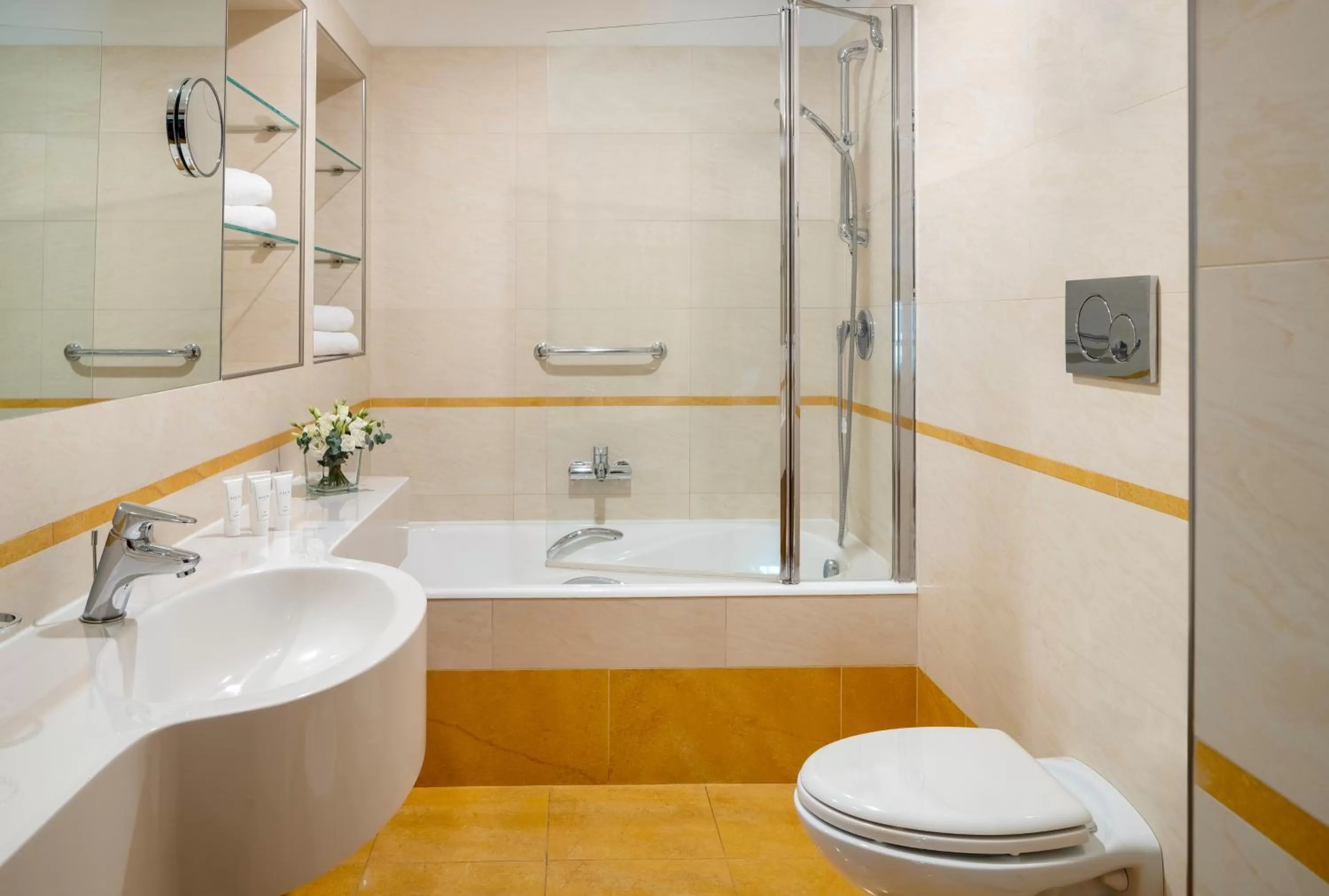 Bathroom in UNA Hotels Galles Milano