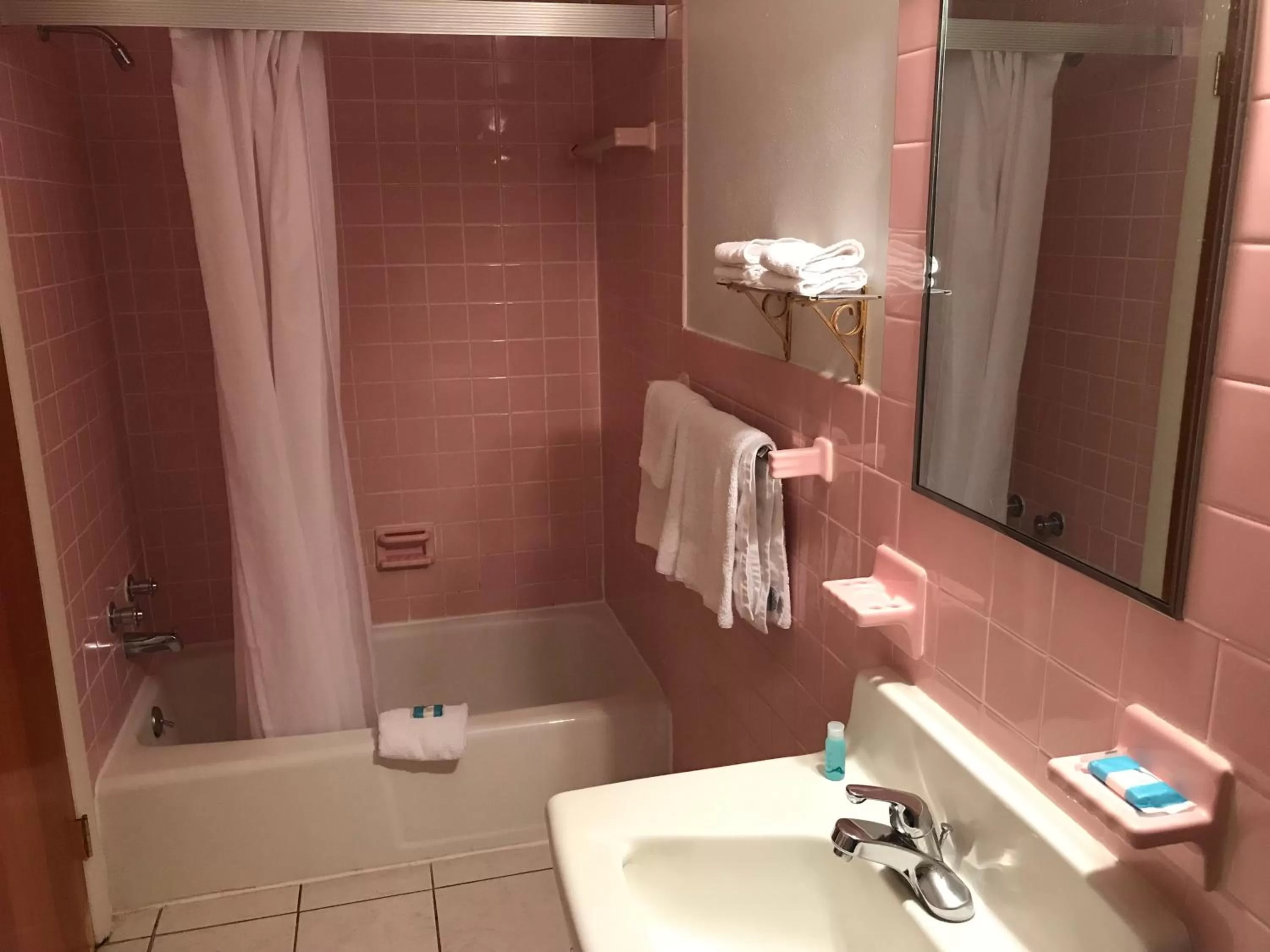 Bathroom in Simmons Motel and Suites