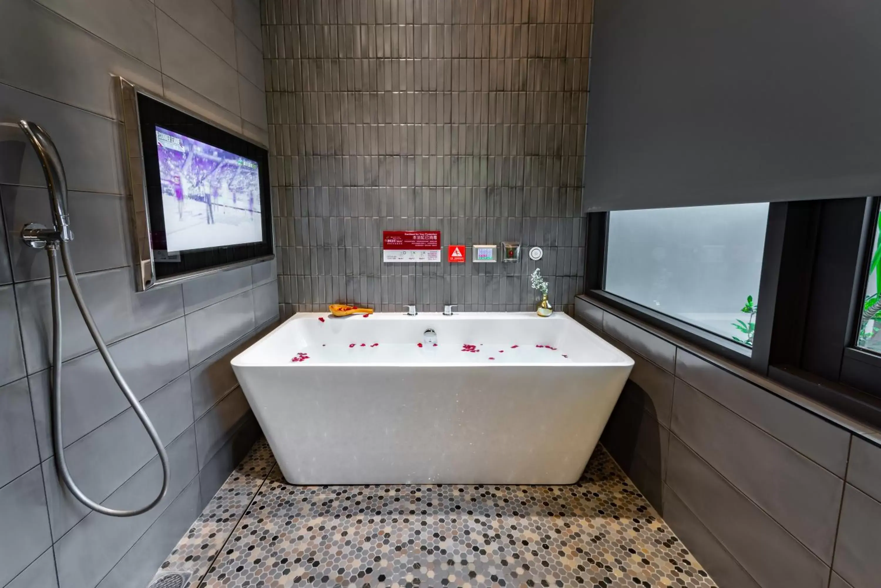 Check-in after 18:00 - Deluxe Quadruple Room in Norway Forest Motel - Wen Chuang Branch Check-in after 18:00 - Deluxe Quadruple Room in Norway Forest Motel - Wen Chuang Branch