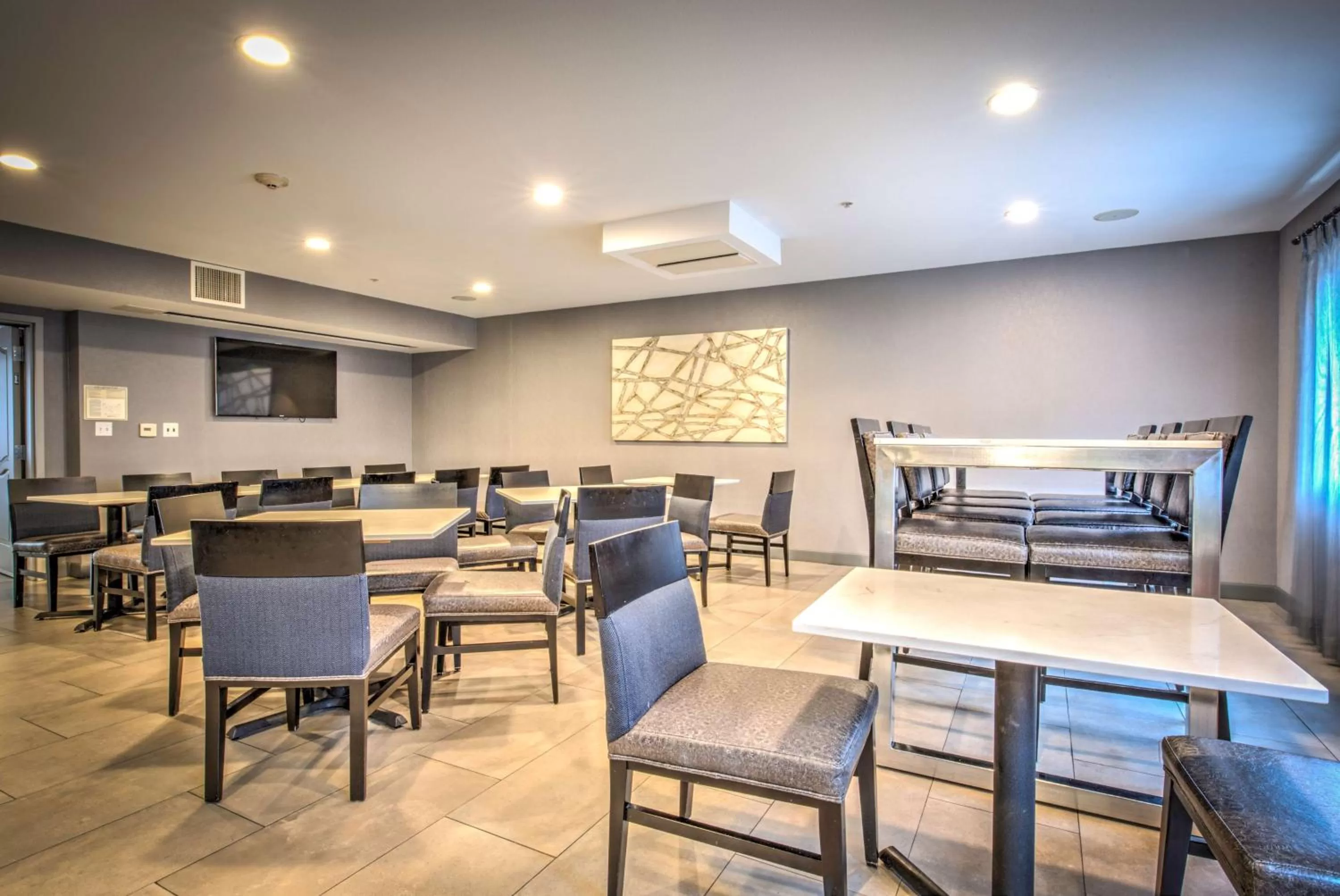 Restaurant/places to eat in Best Western Plus Media Center Inn & Suites