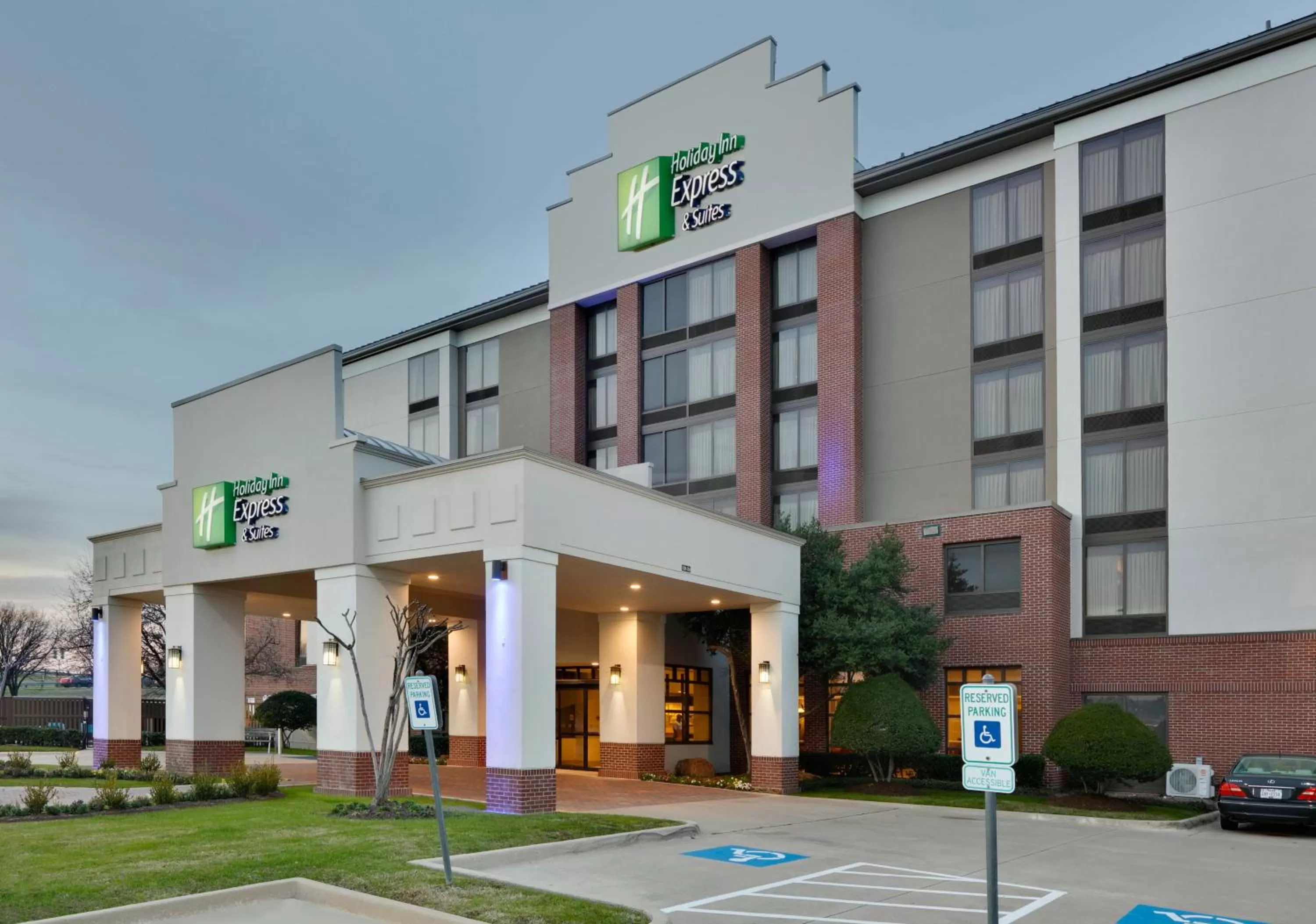 Holiday Inn Express & Suites Irving Conv Ctr - Las Colinas by IHG