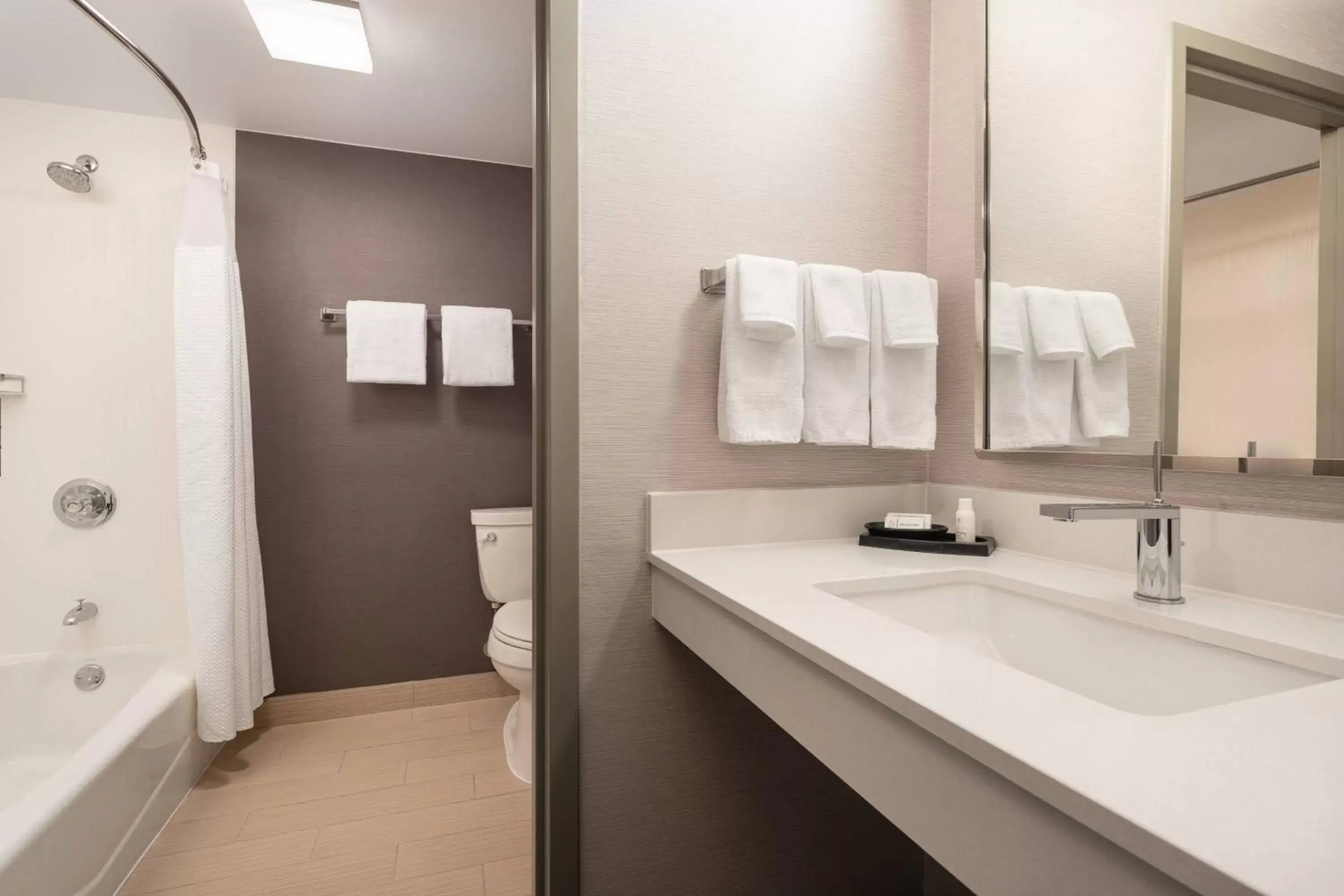 One-Bedroom King Suite in Courtyard Los Angeles Torrance/Palos Verdes One-Bedroom King Suite in Courtyard Los Angeles Torrance/Palos Verdes