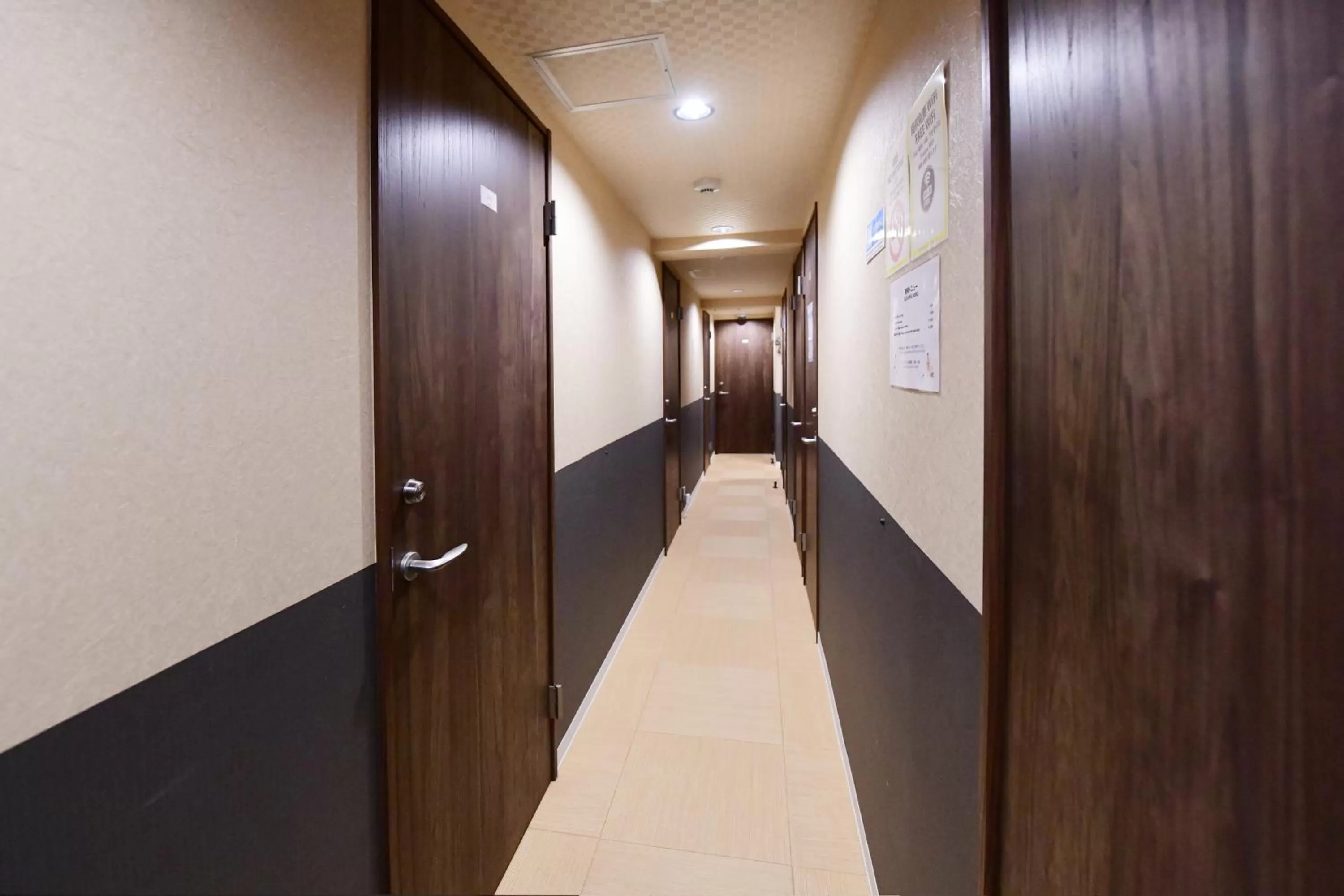 wardrobe in 無料wi-fi JING HOUSE 秋葉原 電動自転車レンタル