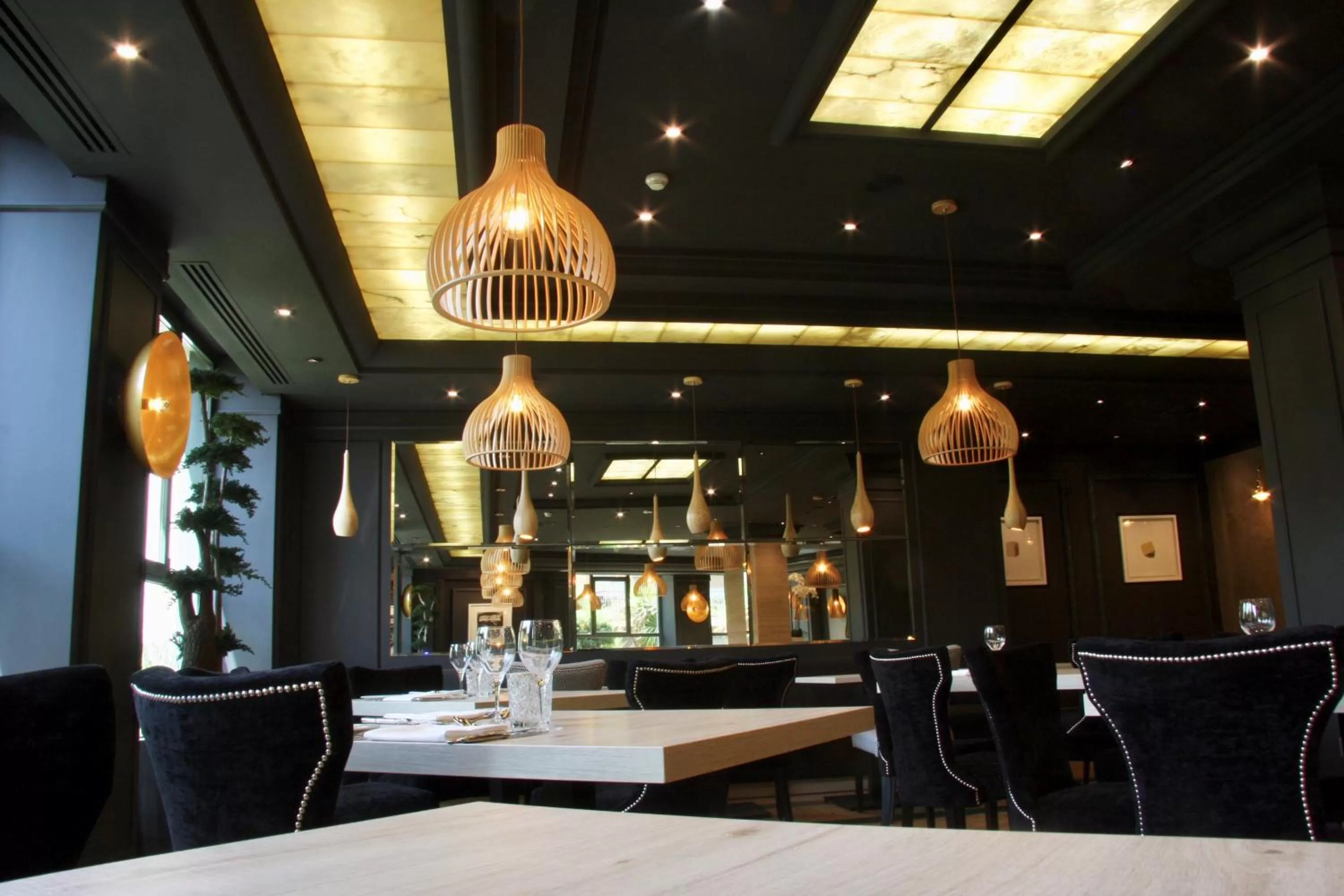 Restaurant/places to eat in Hotel Olid