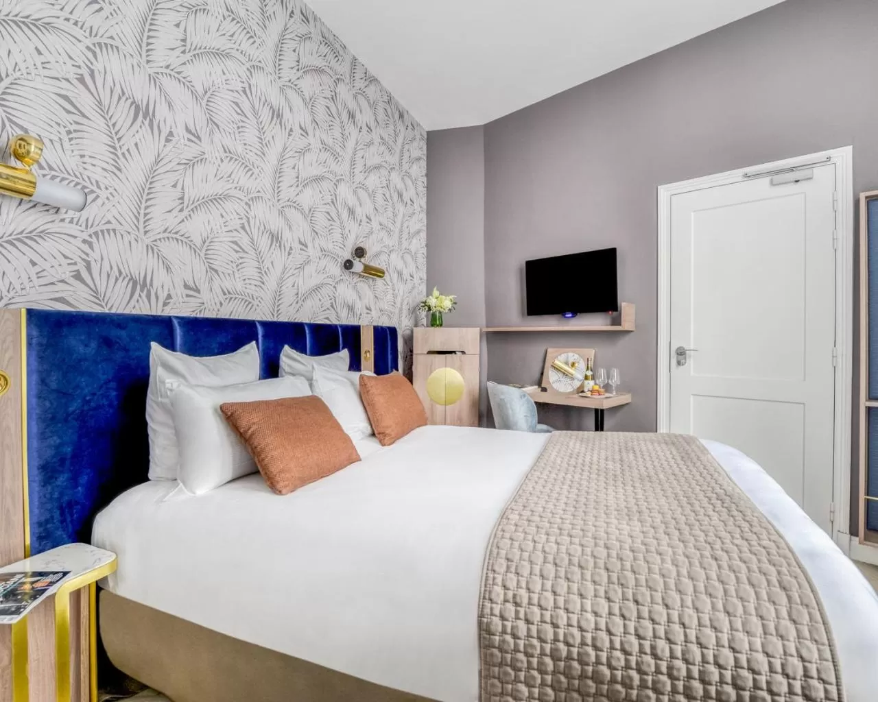 Bed in Hotel Opéra Opal