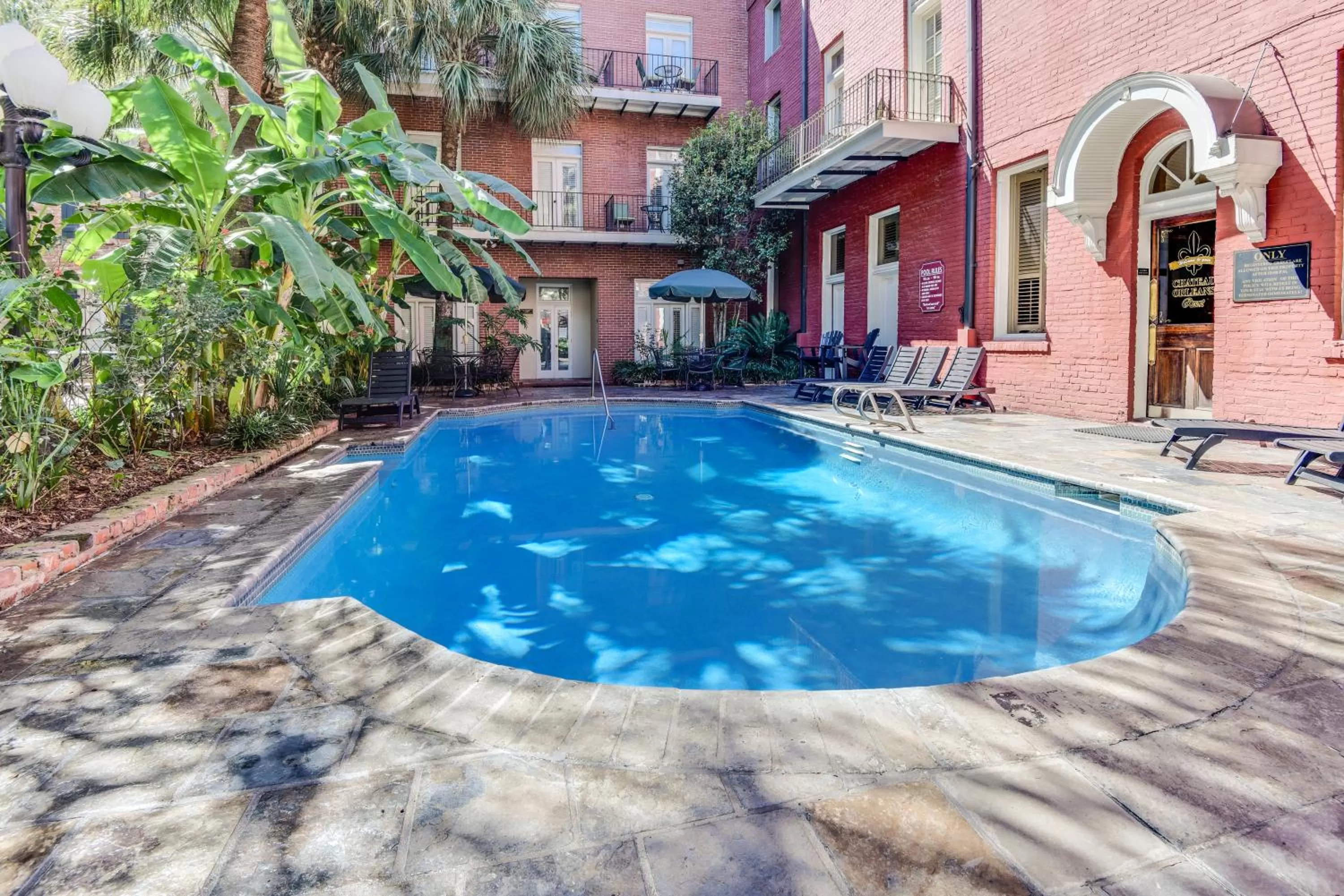 Swimming pool in Chateau Orleans