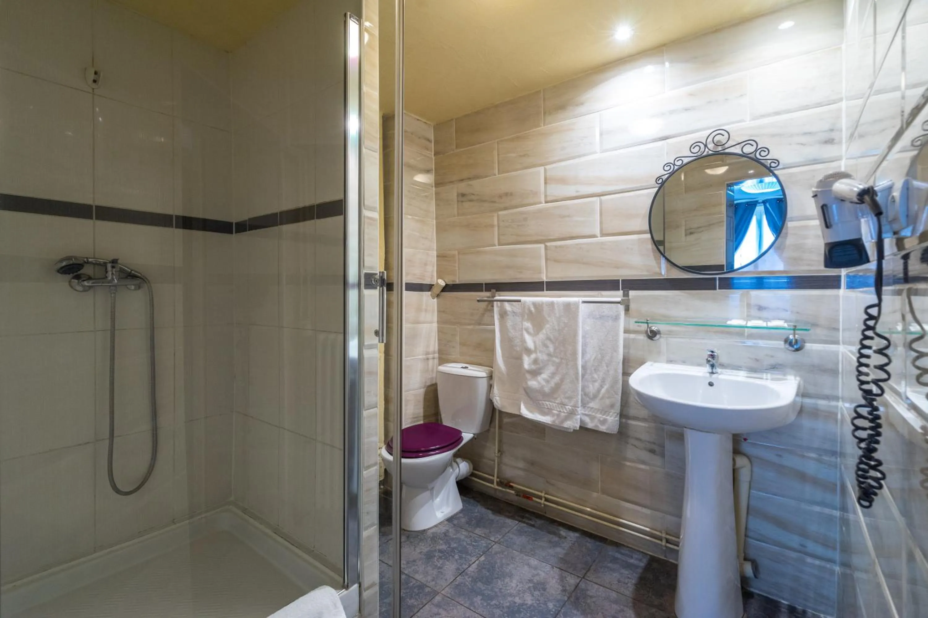 Shower in Grand Hôtel de Clermont