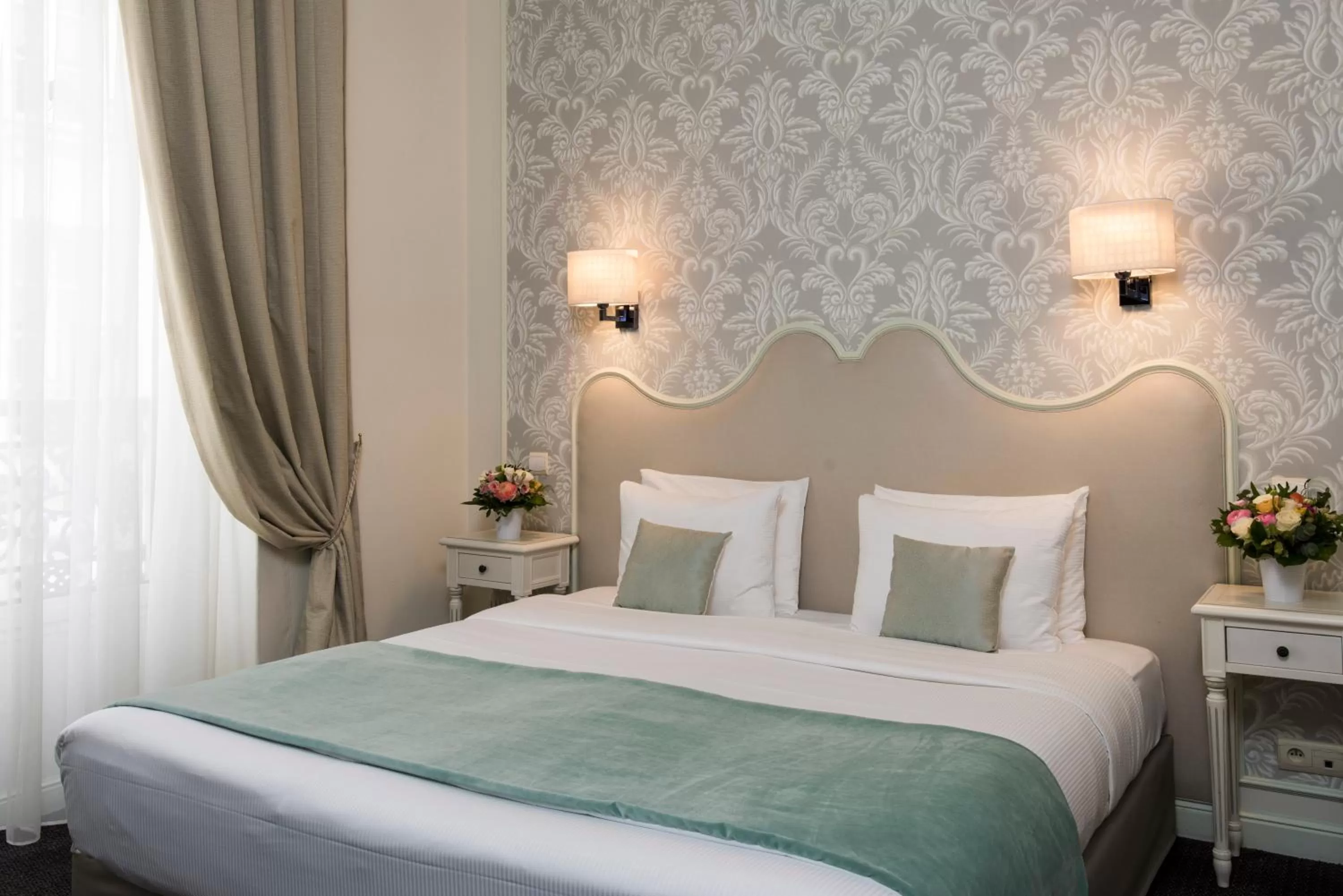 Bedroom, Bed in Hôtel Saint-Pétersbourg Opéra & Spa