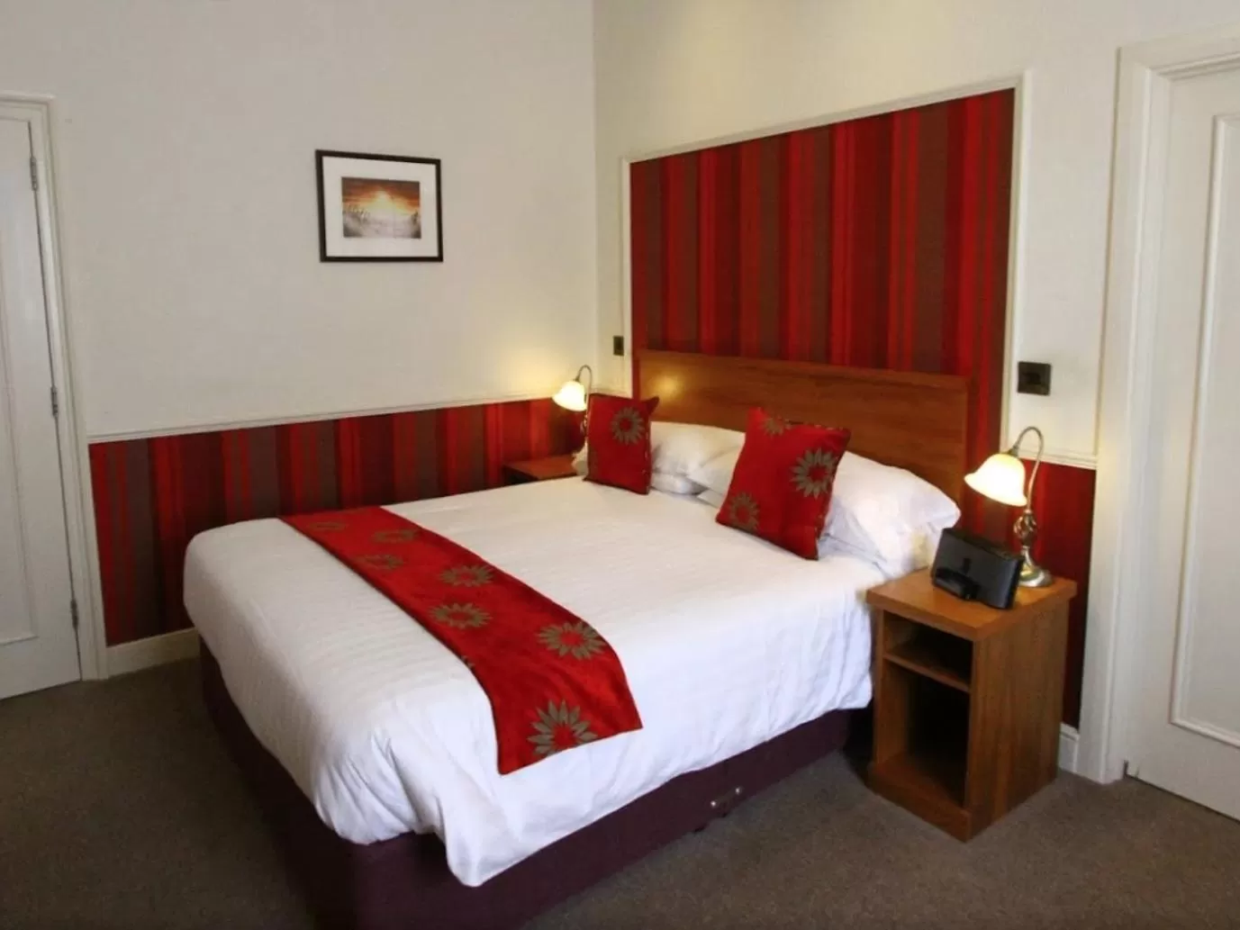 Bedroom, Bed in The Railway Inn