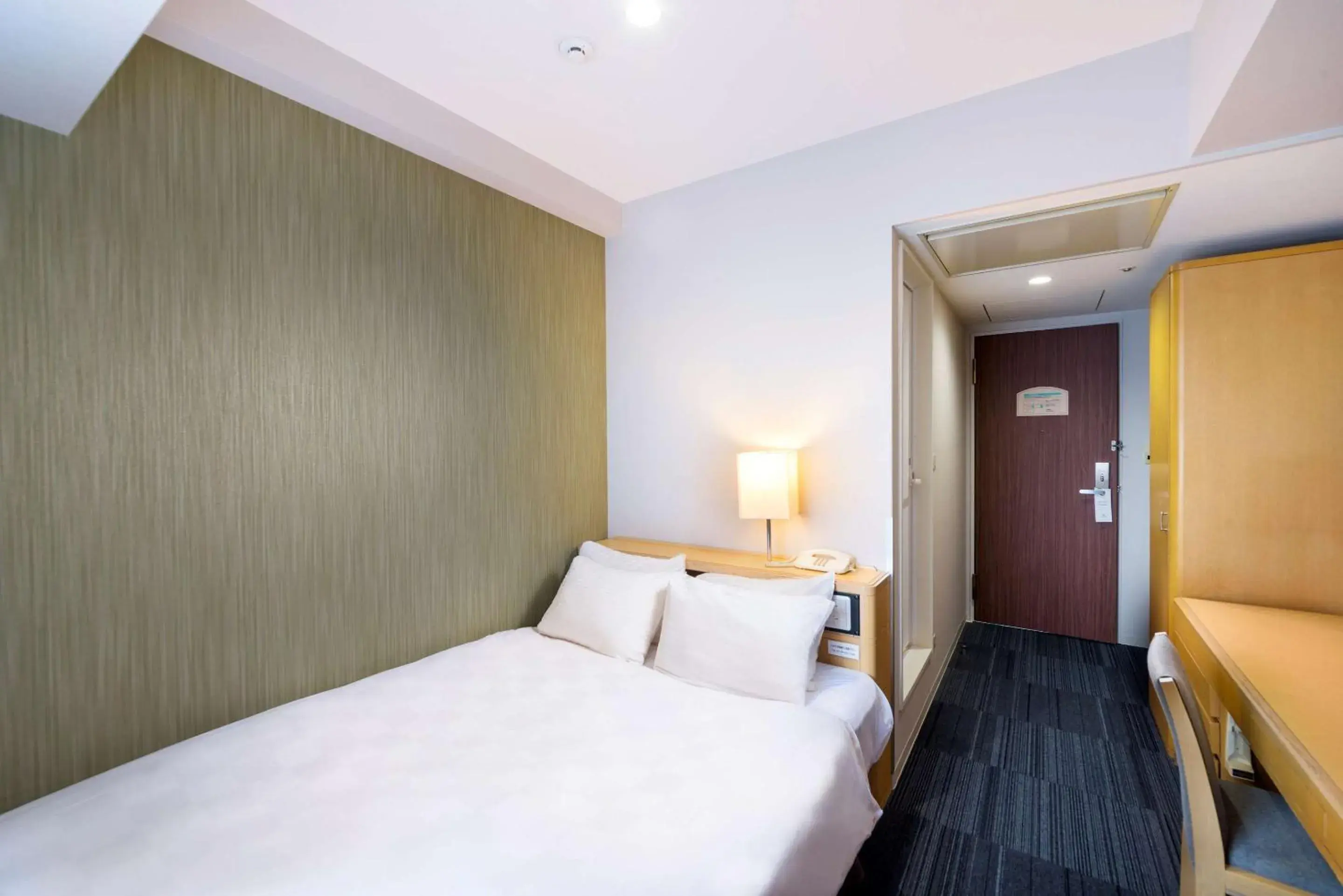 Deluxe Double Room - Smoking in SureStay Plus Hotel by Best Western Shin-Osaka Deluxe Double Room - Smoking in SureStay Plus Hotel by Best Western Shin-Osaka