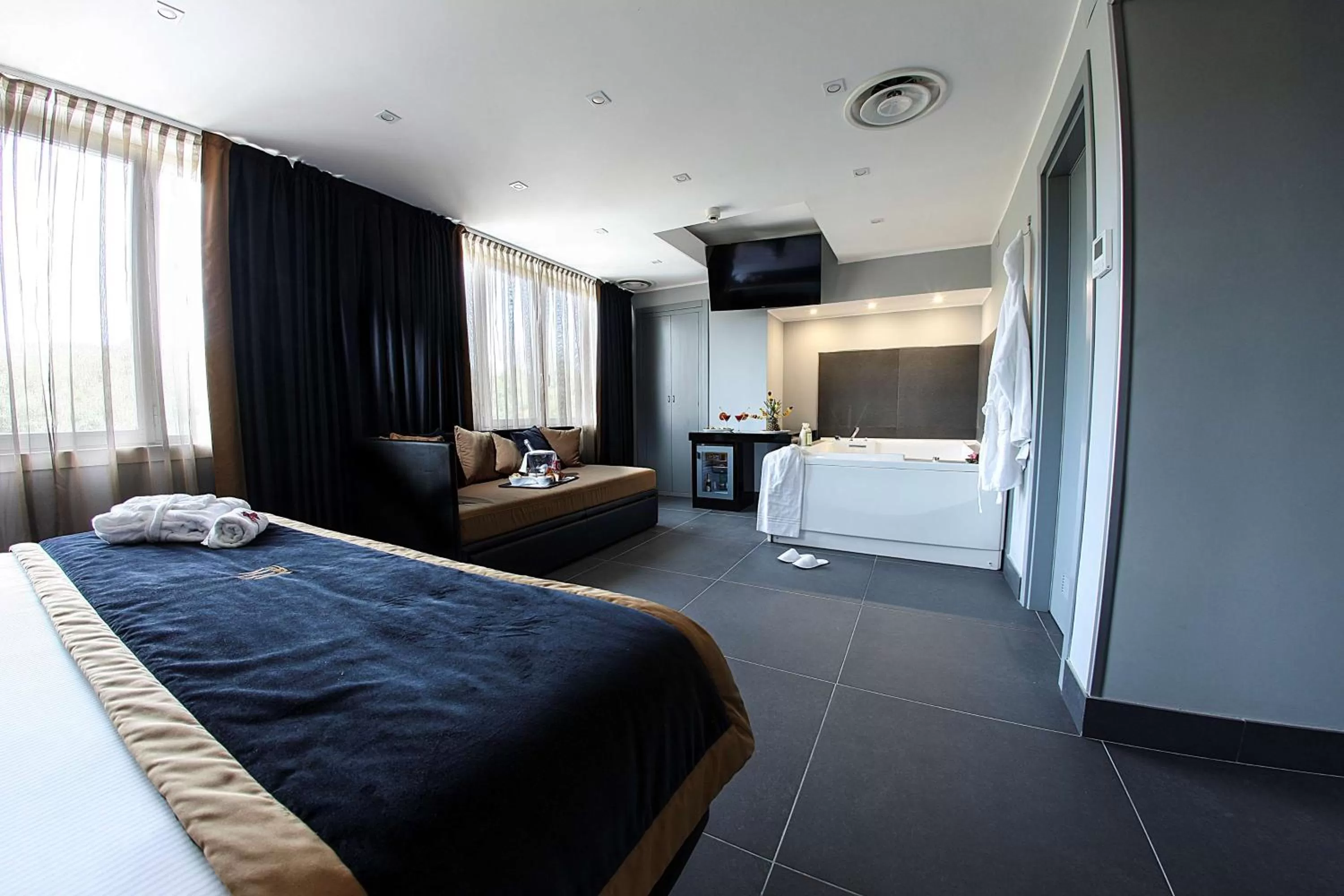 Photo of the whole room, Bed in Best Western JFK Hotel